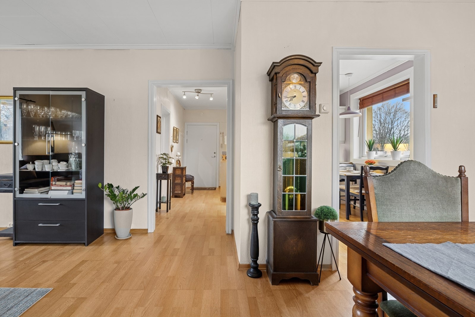 Lys og innbydende gjennomgang fra stue til kjøkken, med klassiske detaljer og god plass til møblering Galleribilde