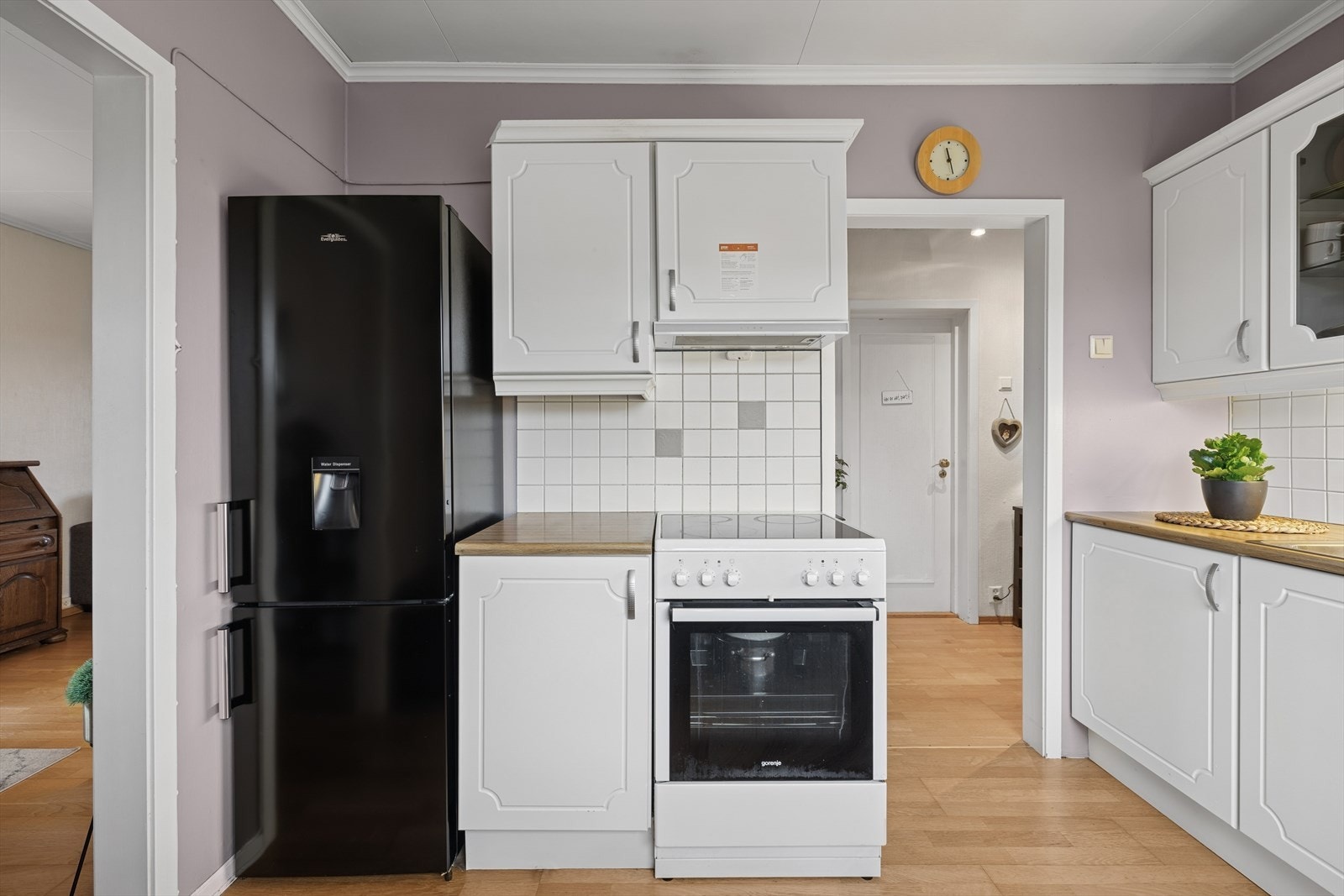 Adkomst til kjøkken fra entè og spisestue. Galleribilde