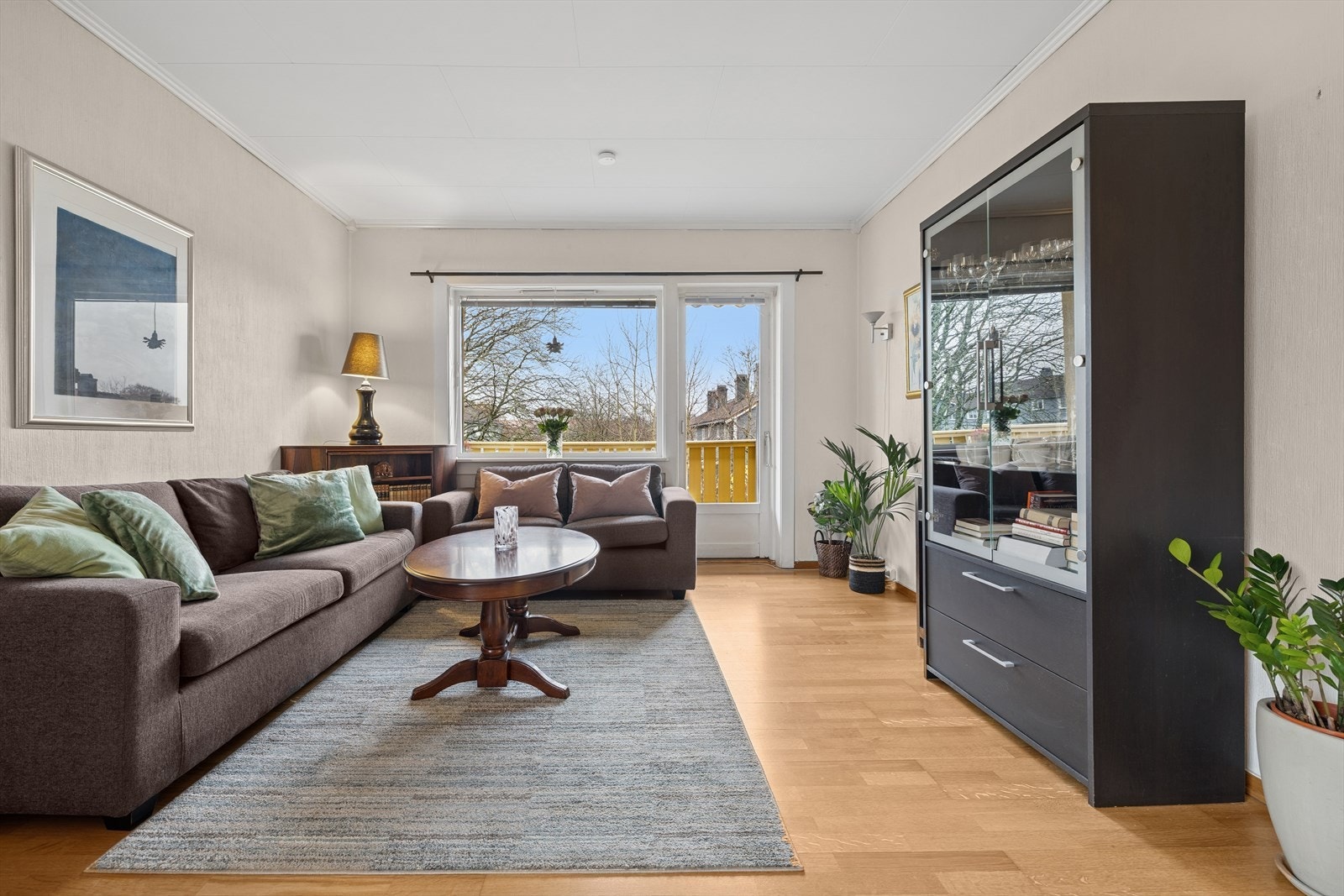 Romslige stue med god plass til sofa. Galleribilde