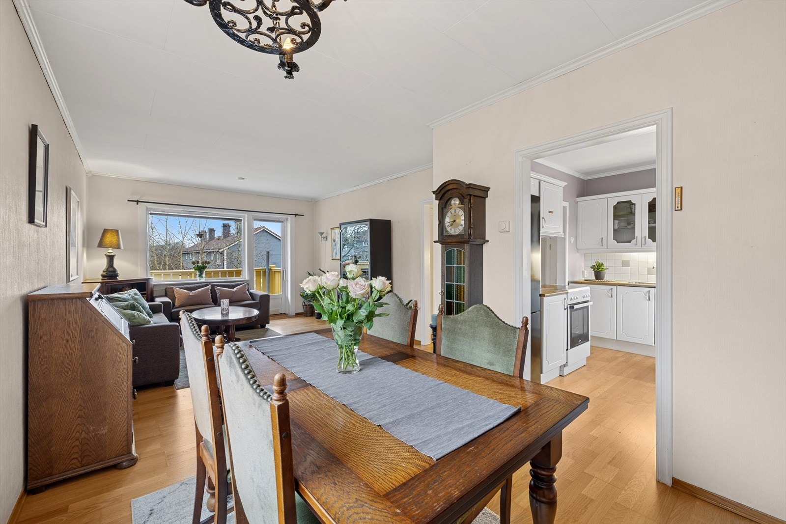 Lys og romslig spiseplass med god forbindelse til stue og kjøkken. Galleribilde