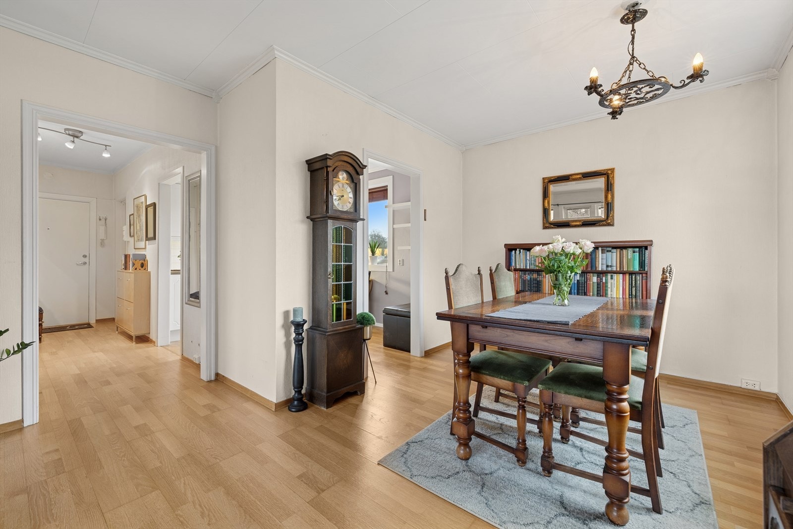 Det er plass til spisebord i stuen. Galleribilde