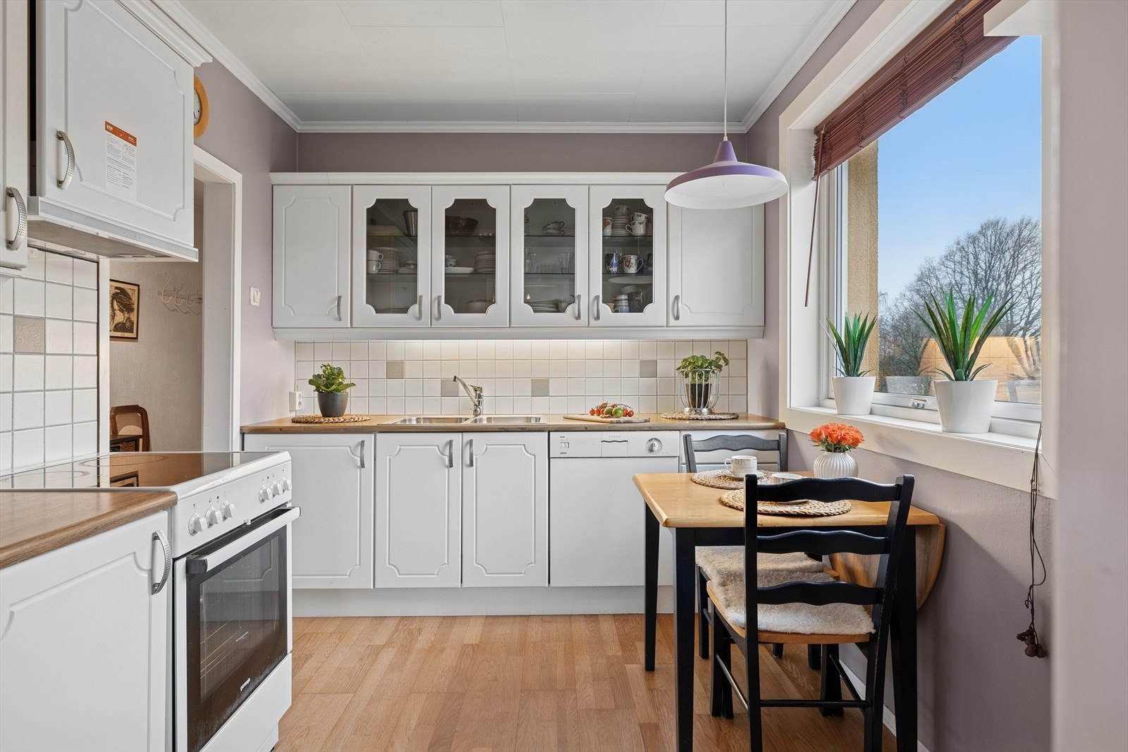 Lyst og pent kjøkken. Galleribilde