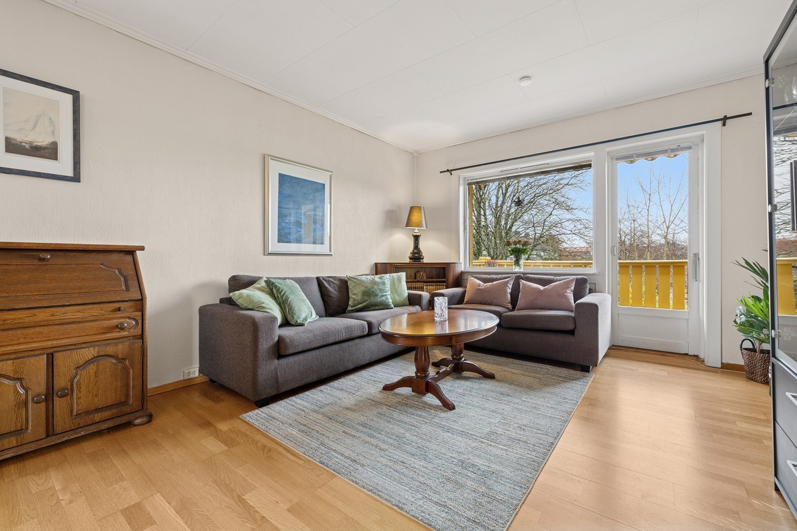 Lys og trivelig stue med store vindusflater og utgang til solrik balkong. Galleribilde