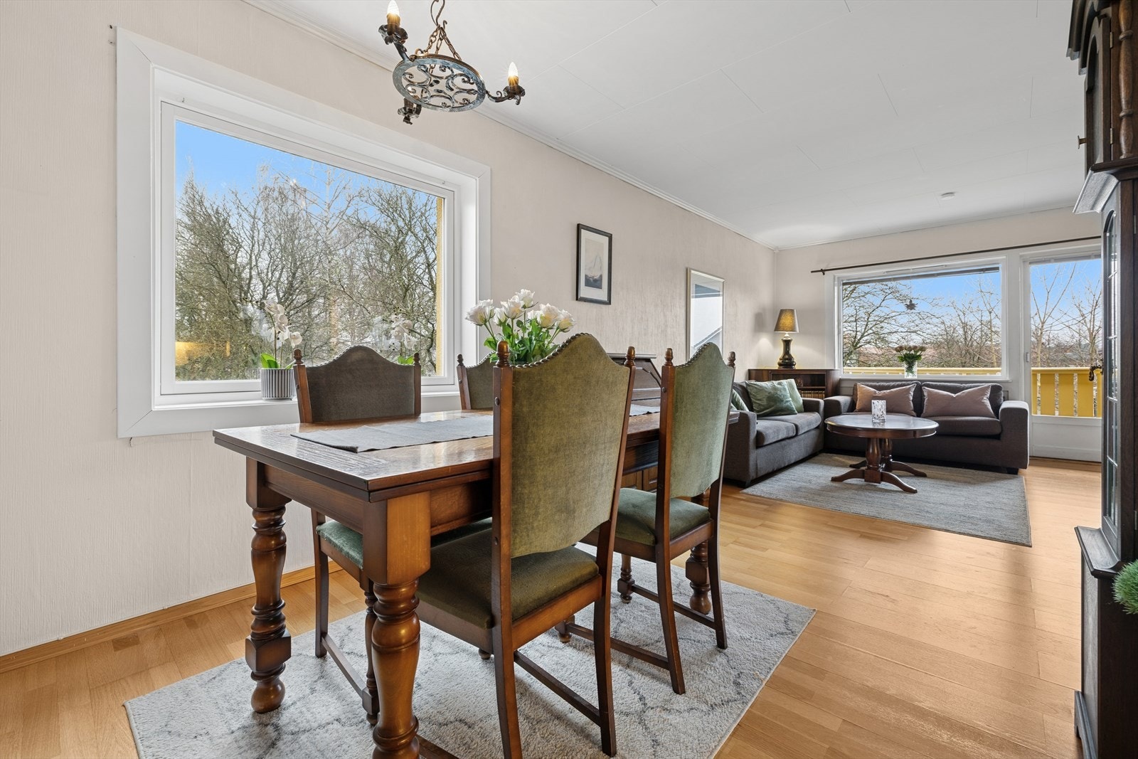 Leiligheten har store vindusflater som slipper inn mye naturlig lys. Galleribilde