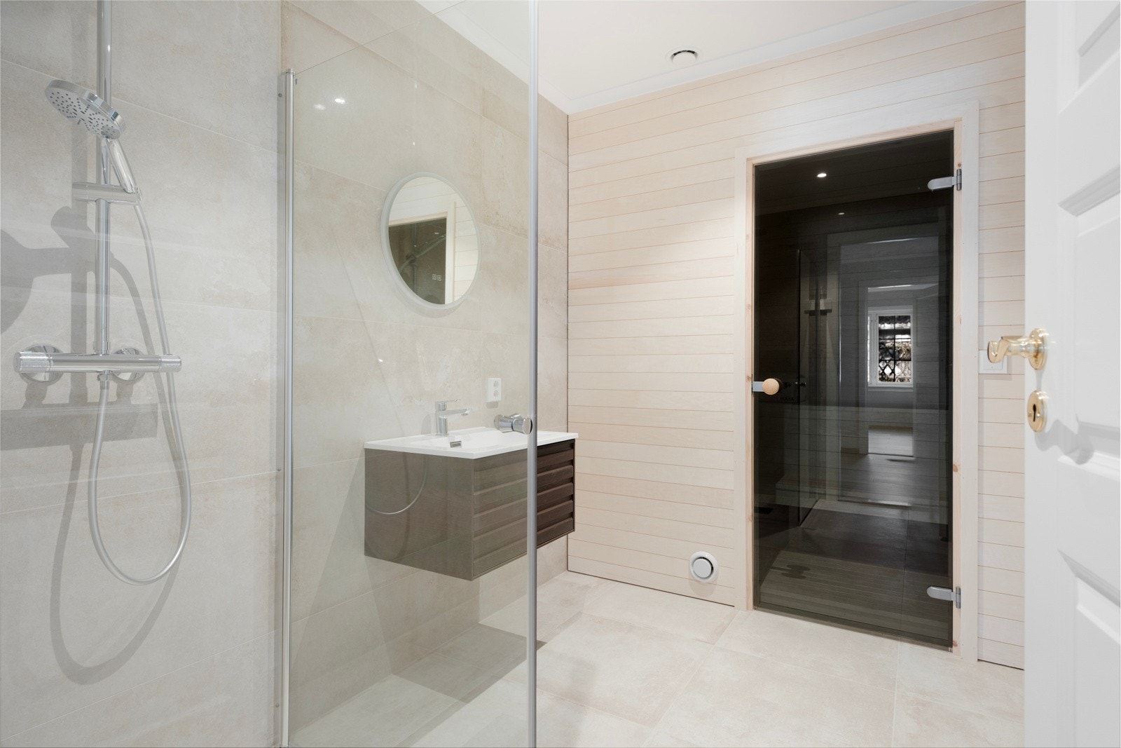 Det andre baderommet har et stilfult servantskap fra Lind, rundt speil med lys bad, dusj og adkomst til badstue Galleribilde