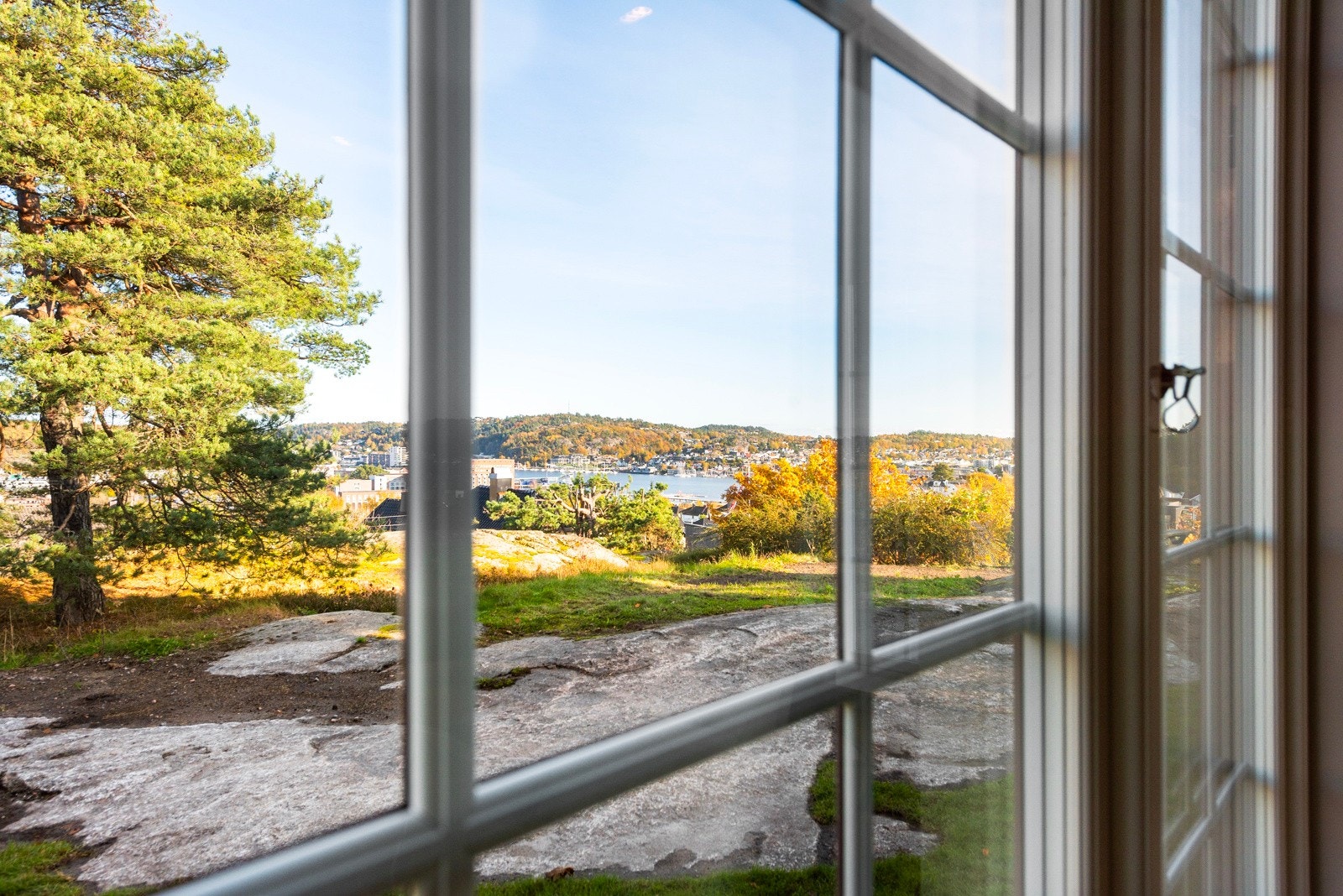 Her får du følelsen av å være ett med naturen, med naturtomt og vakker byutsikt Galleribilde