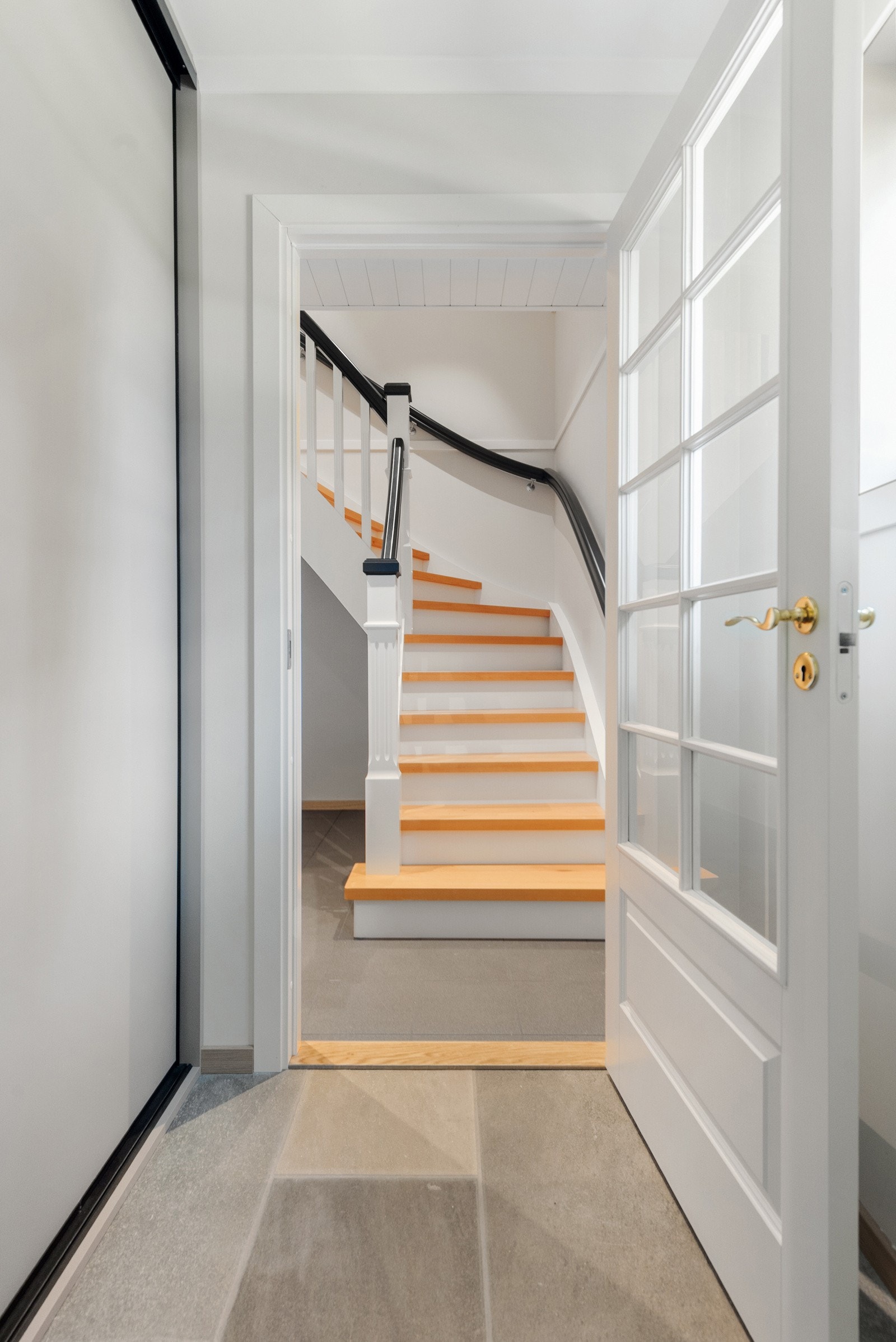 Bli med opp til andre etasje ? her venter lyse og luftige oppholdsrom med gode planløsninger og fleksible bruksområder Galleribilde