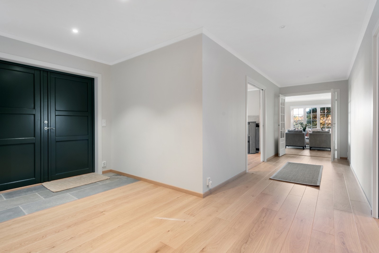 Med store åpninger mellom rommene og downlights i taket har du en åpen og luftig atmosfære Galleribilde