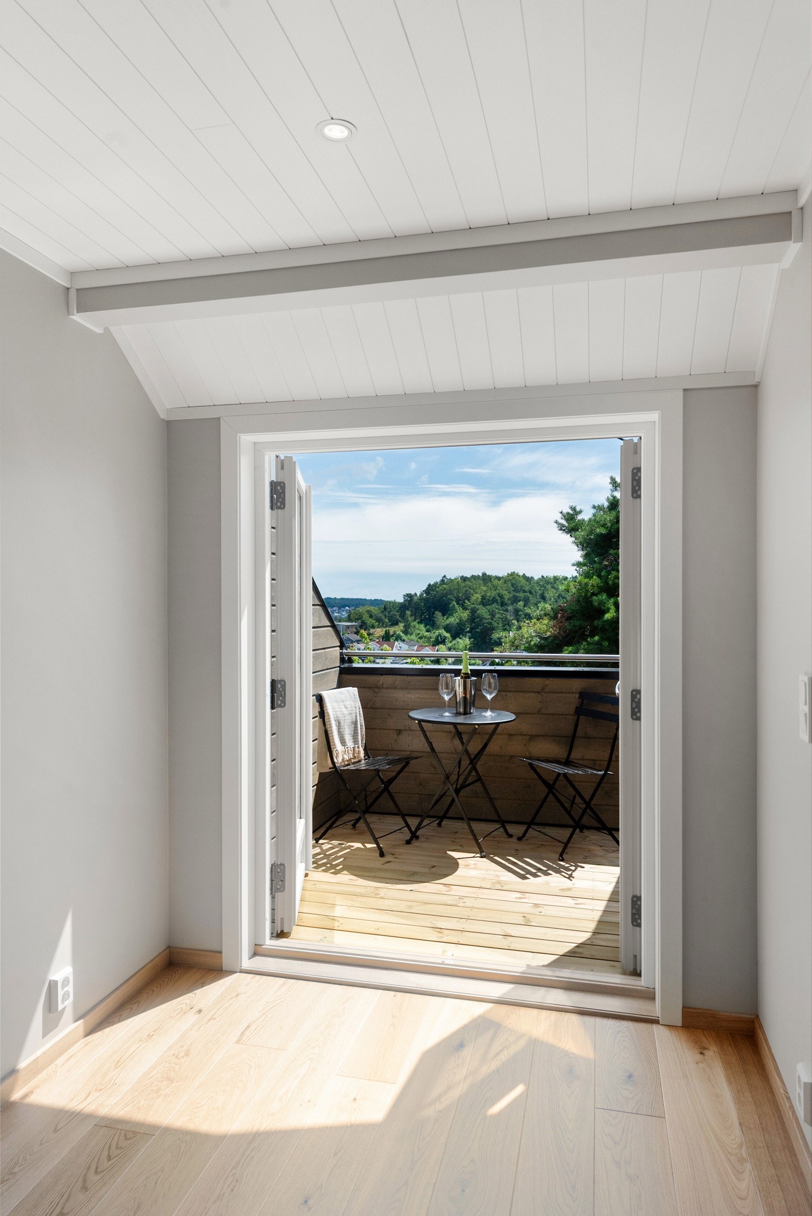Utgang til solrik balkong - perfekt for morgenkaffen eller sene sommerkvelder Galleribilde