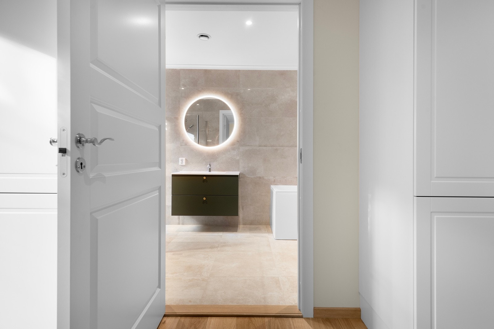 Soverommet har direkte adkomst til badet, noe som gir deg både bekvemmelighet og luksus i hverdagen Galleribilde