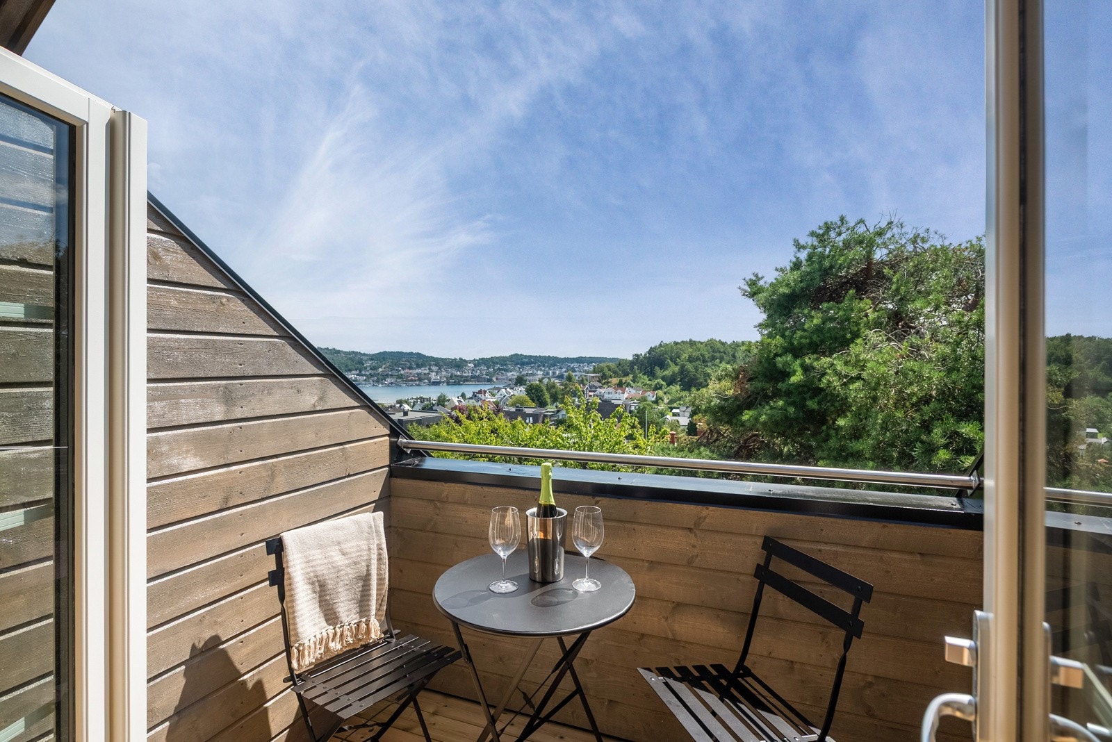 Fra balkongen har du utsikt til fjorden Galleribilde