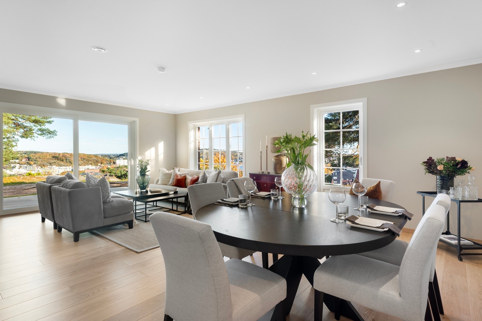 Her kommer du inn i en lys og luftig stue som lar deg nyte dagslyset, med store vindusflater som gir et fantastisk lysinnslipp Galleribilde