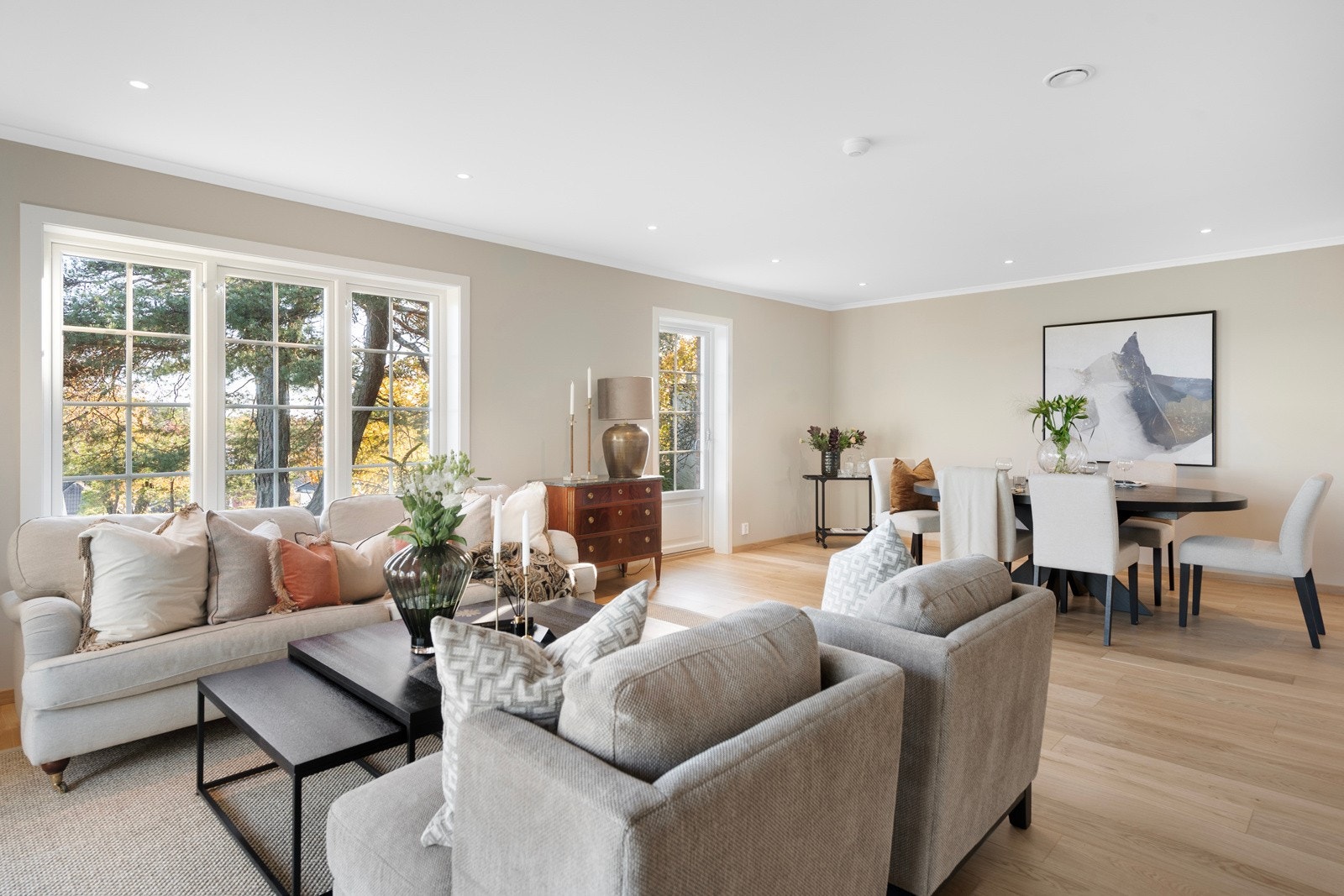 Her har du rikelig med plass til både romslig sofagruppe og en stilfull spisestue. Skap et hjem som passer perfekt til din livsstil Galleribilde