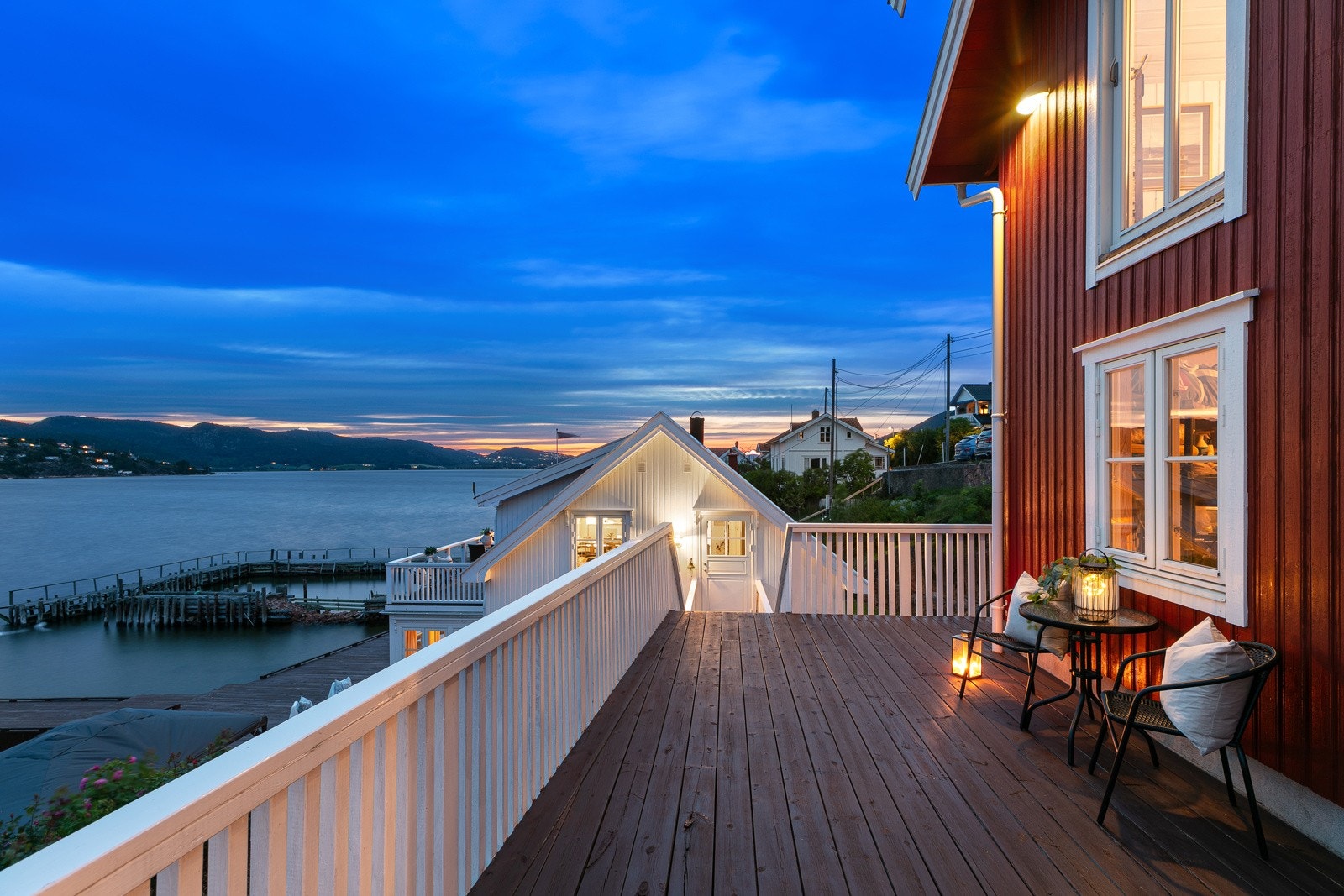 Sjarmerende inngangsparti forbi garasjen og over gangbro for å komme inn til boligen Galleribilde