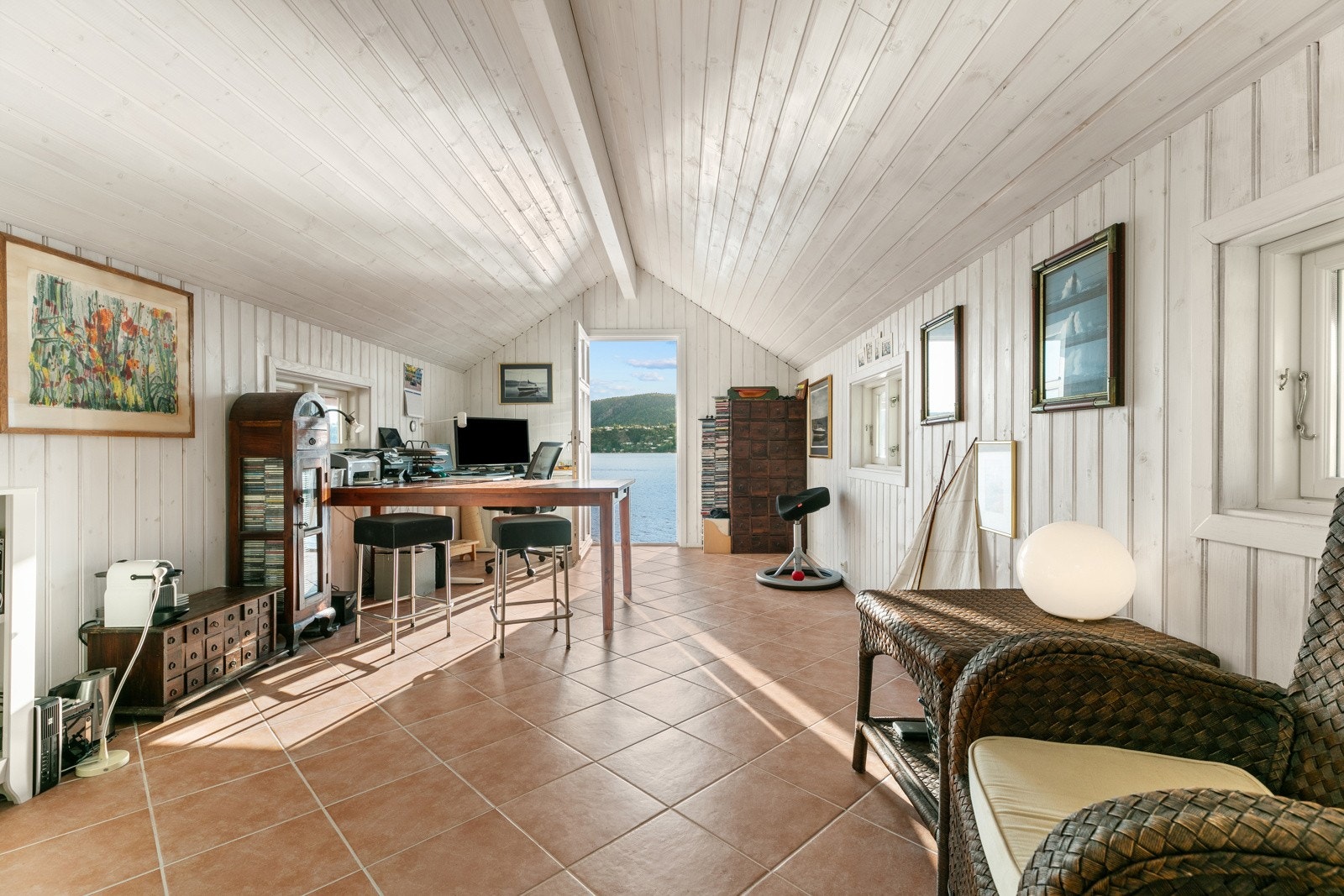 Her har du god plass på kontoret ditt, også for møter Galleribilde