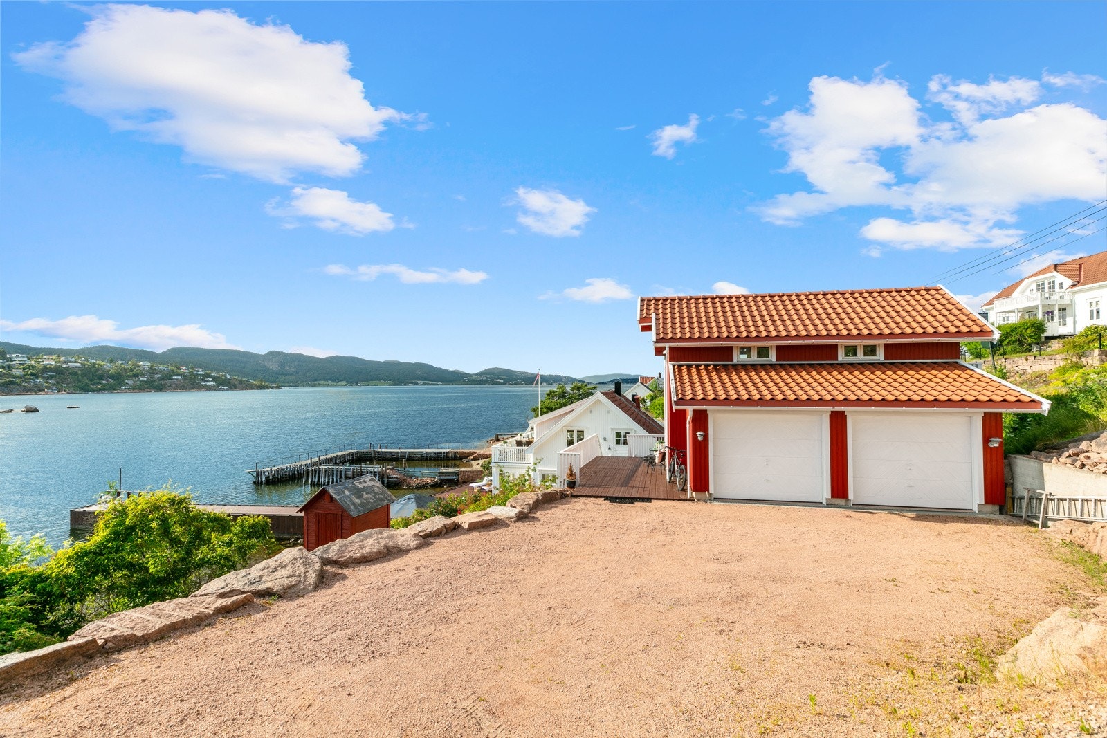 Dobbel garasje med tillegg av biloppstillingsplasser på utsiden av den også Galleribilde