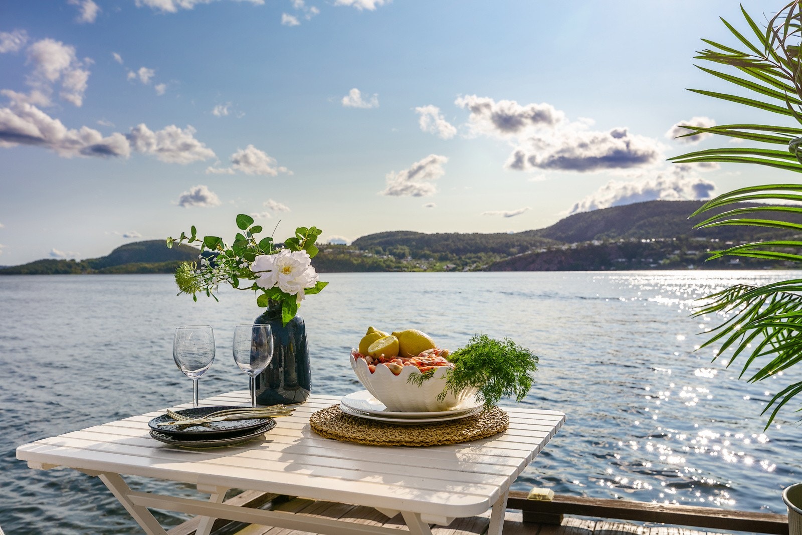 Reker med tilhørende drikke ytterst på brygga gir en helt spesiel følelse Galleribilde
