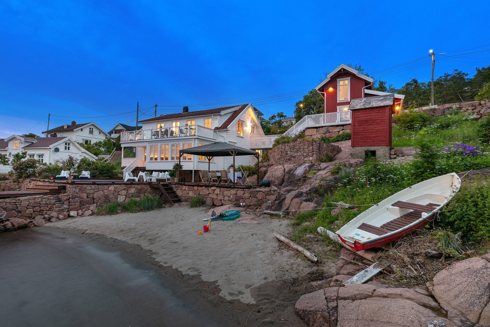 Her nyter man sene sommerkvelder i strandkanten Galleribilde