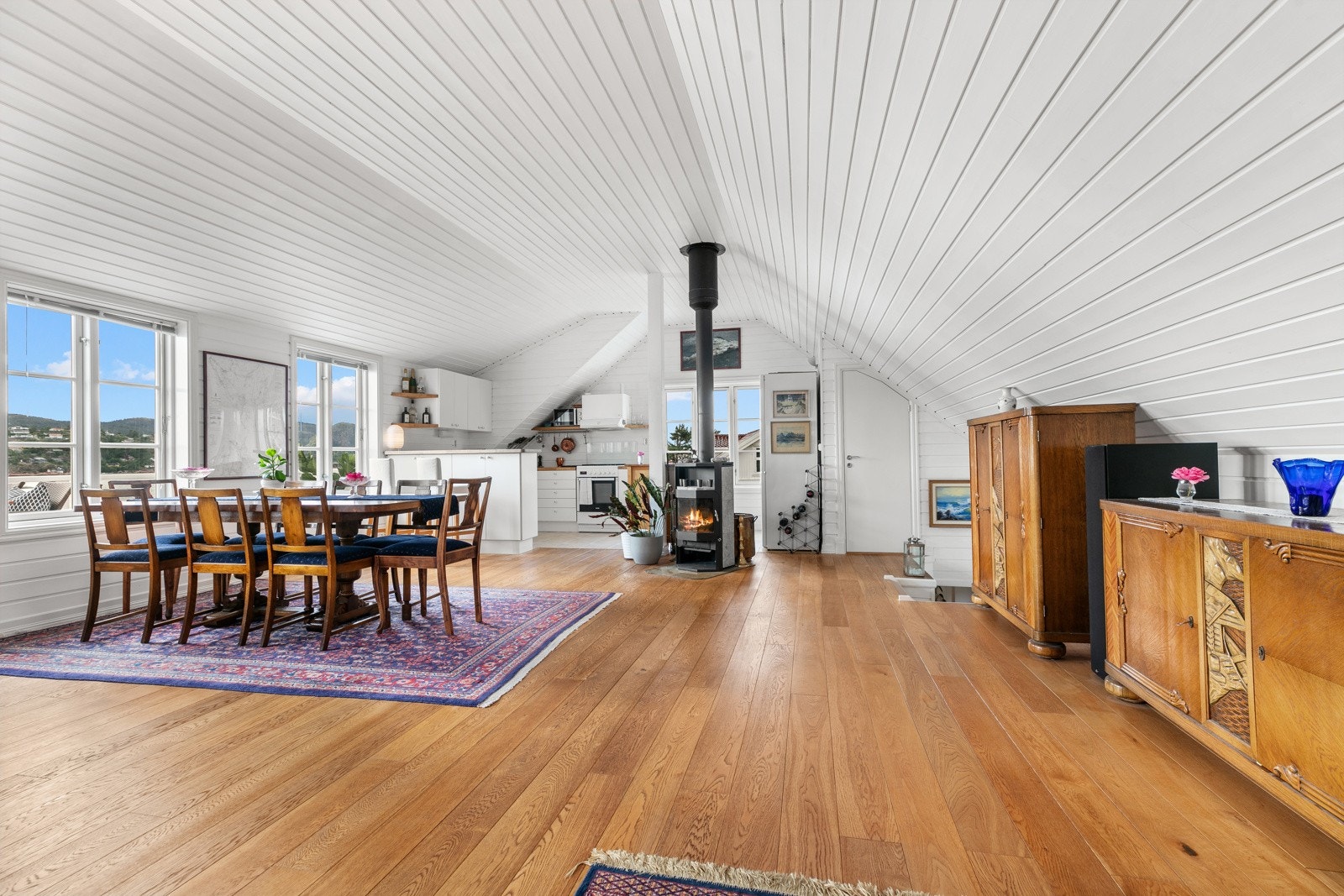 Stor stue/kjøkken med åpen himling og masse vinduer Galleribilde