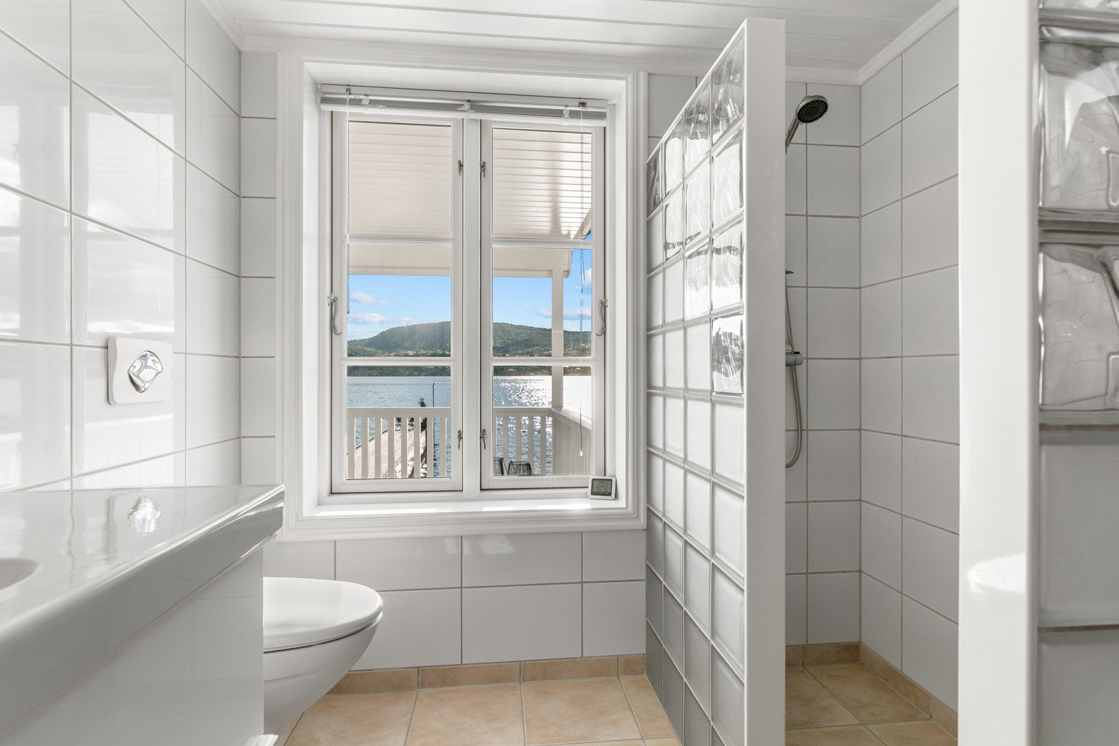 Stort bad som har dusj Galleribilde