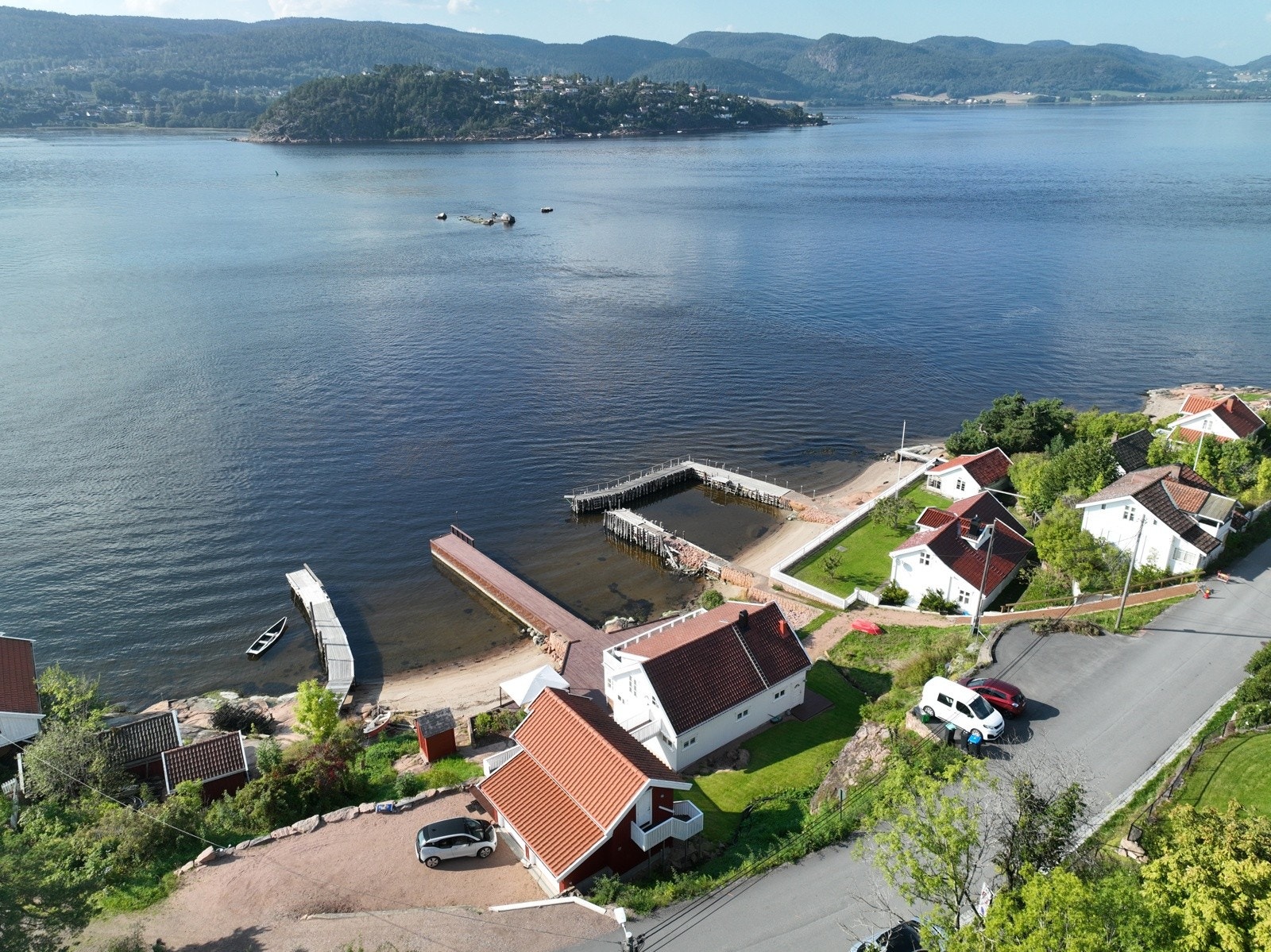 Dronebilde hvor boligen, garasjen og parkeringsplassene fremkommer Galleribilde