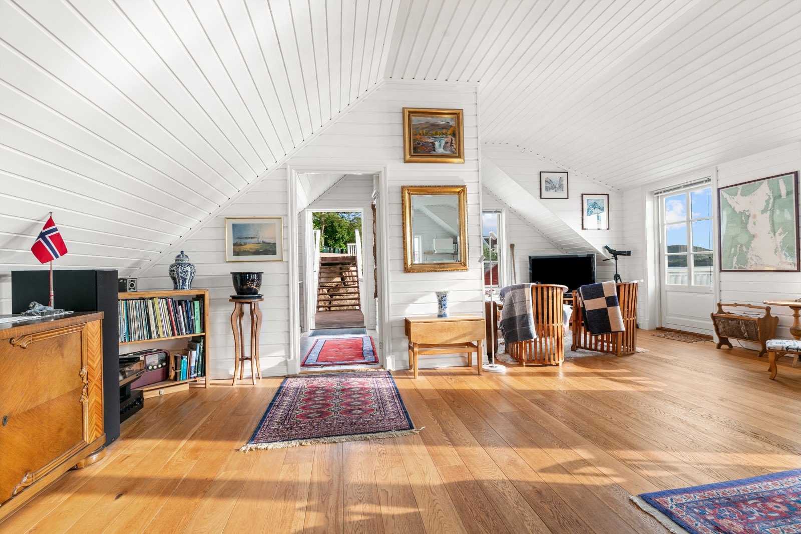 Stue, spisestue og kjøkken, legg merke til at det er bro og trapp opp til garasjen. Artige detaljer Galleribilde