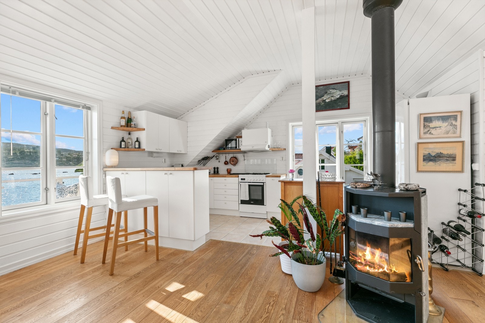 Kjøkkenet i enden av det store, åpne rommet Galleribilde