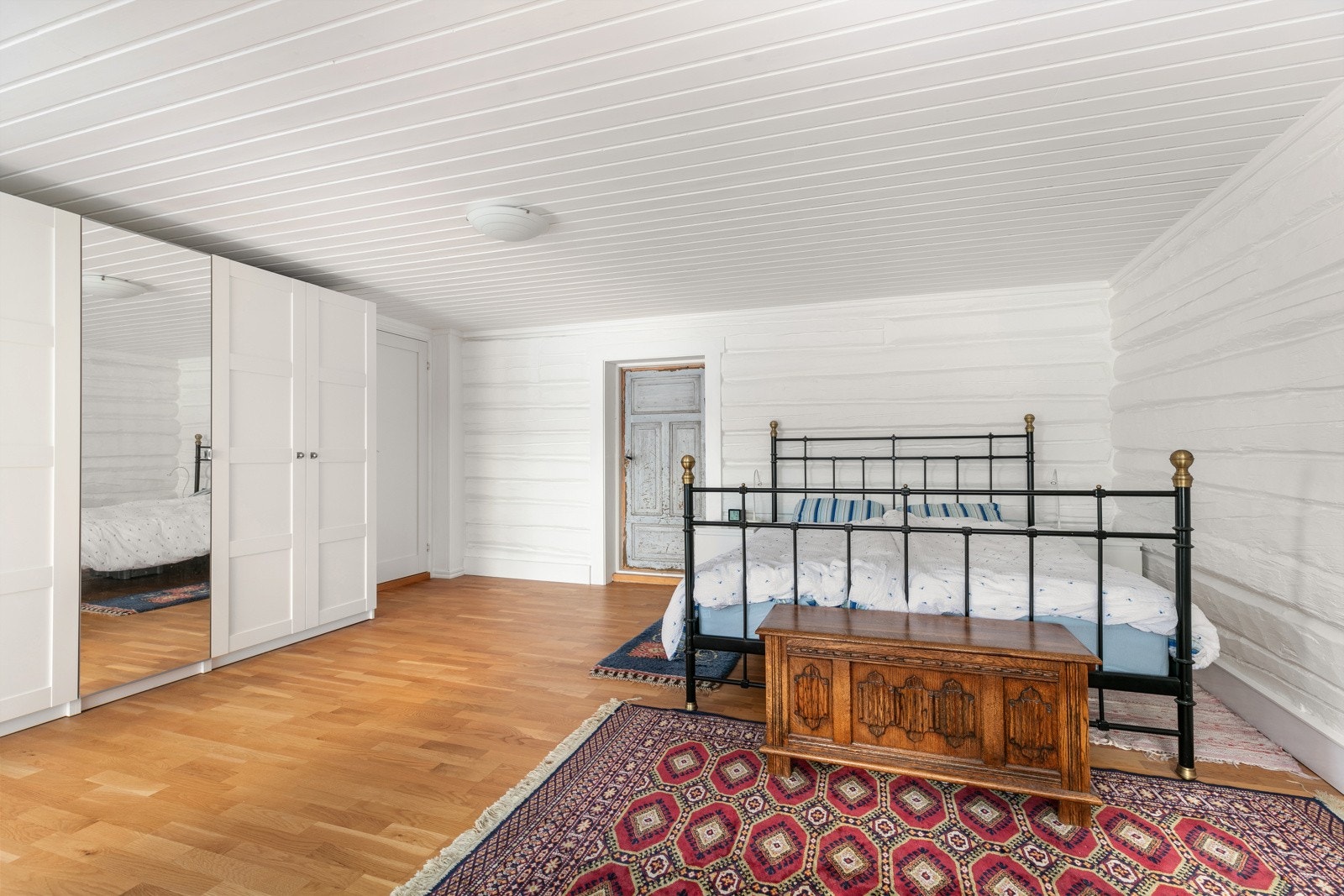 Soverom1, med bevarte tømmervegger fra 1800-tallet Galleribilde