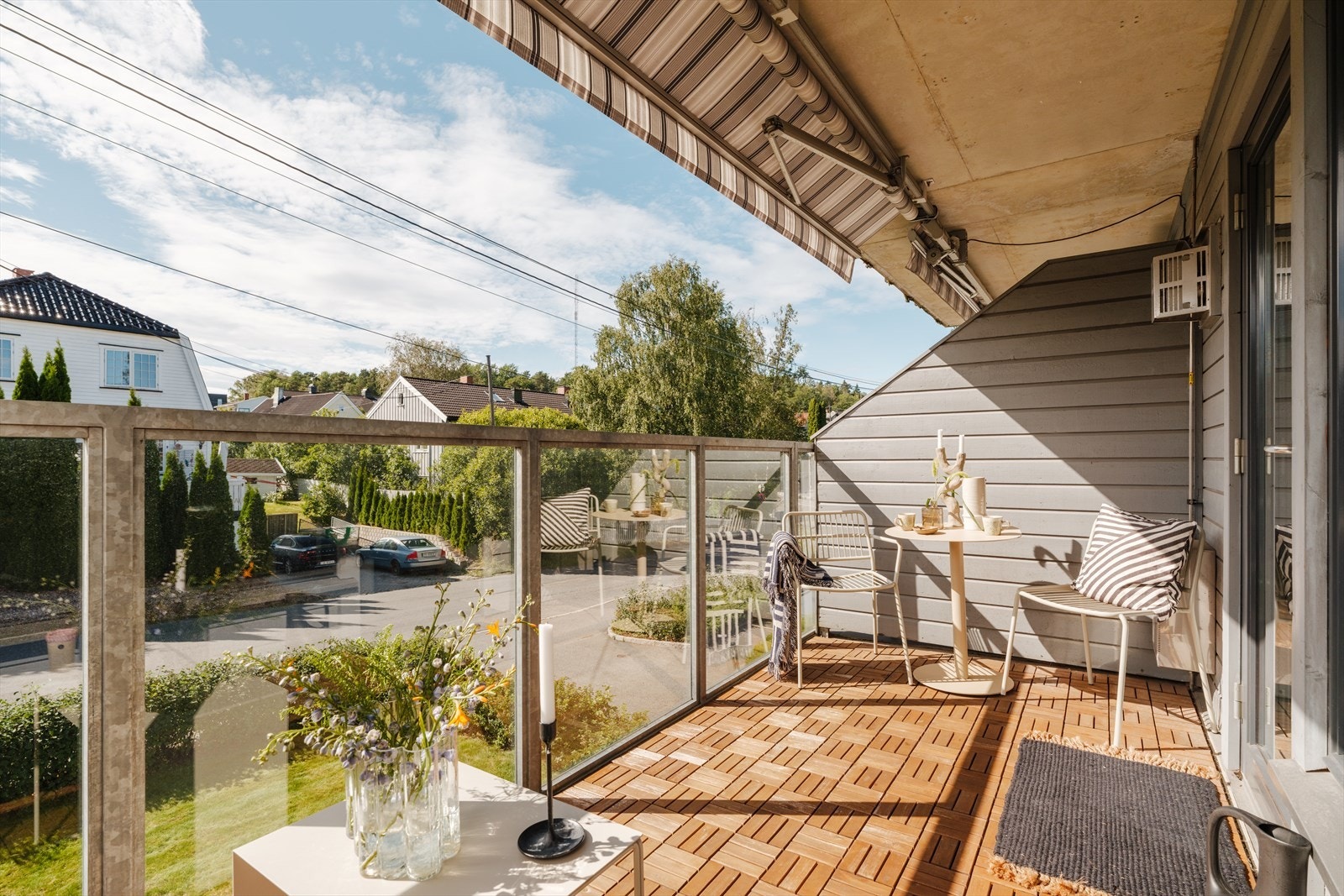 Balkongen er utstyrt med markise, for ekstra solskjerming på varme dager Galleribilde