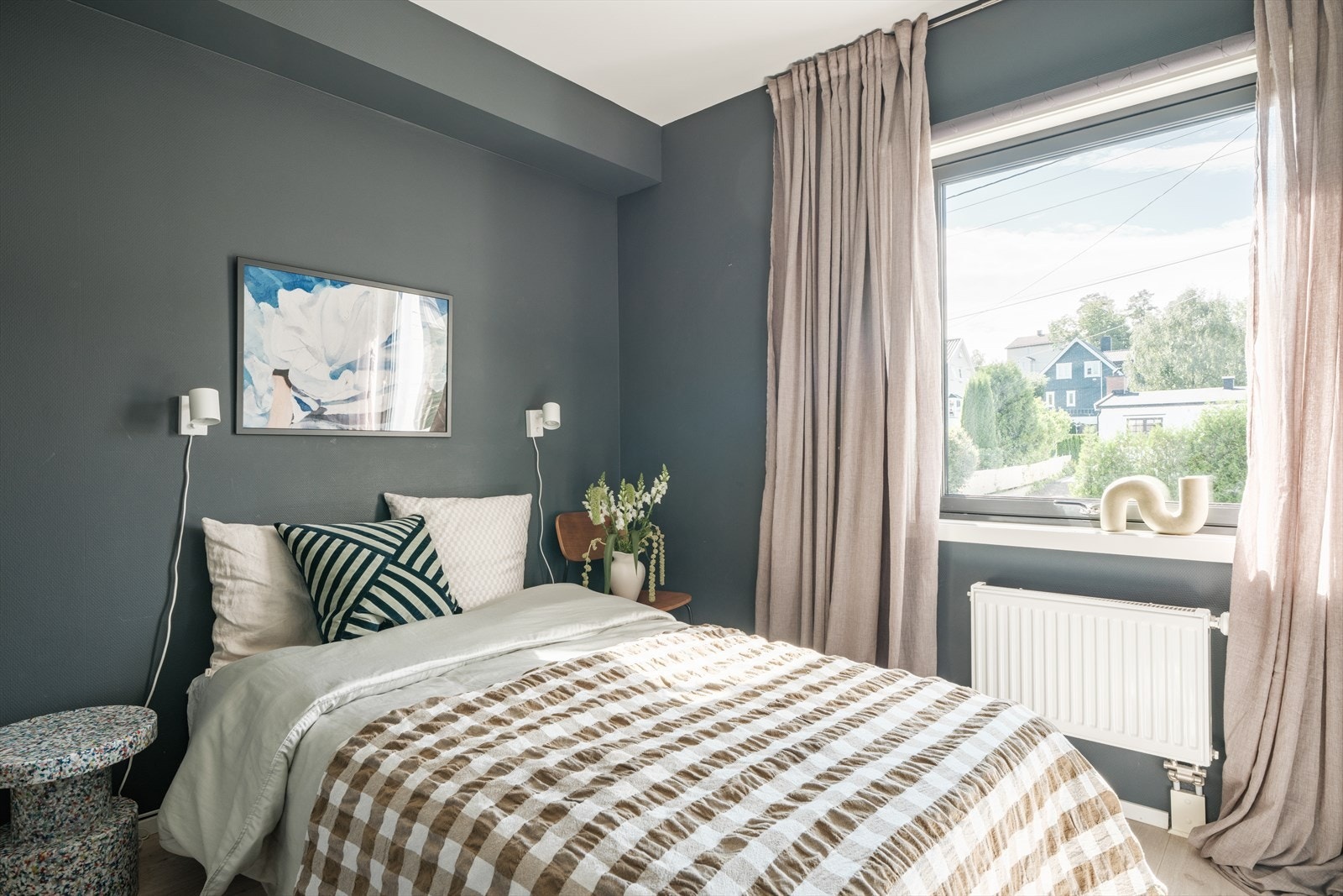 Soverommet har god plass til dobbeltseng og tilhørende møblement. Galleribilde