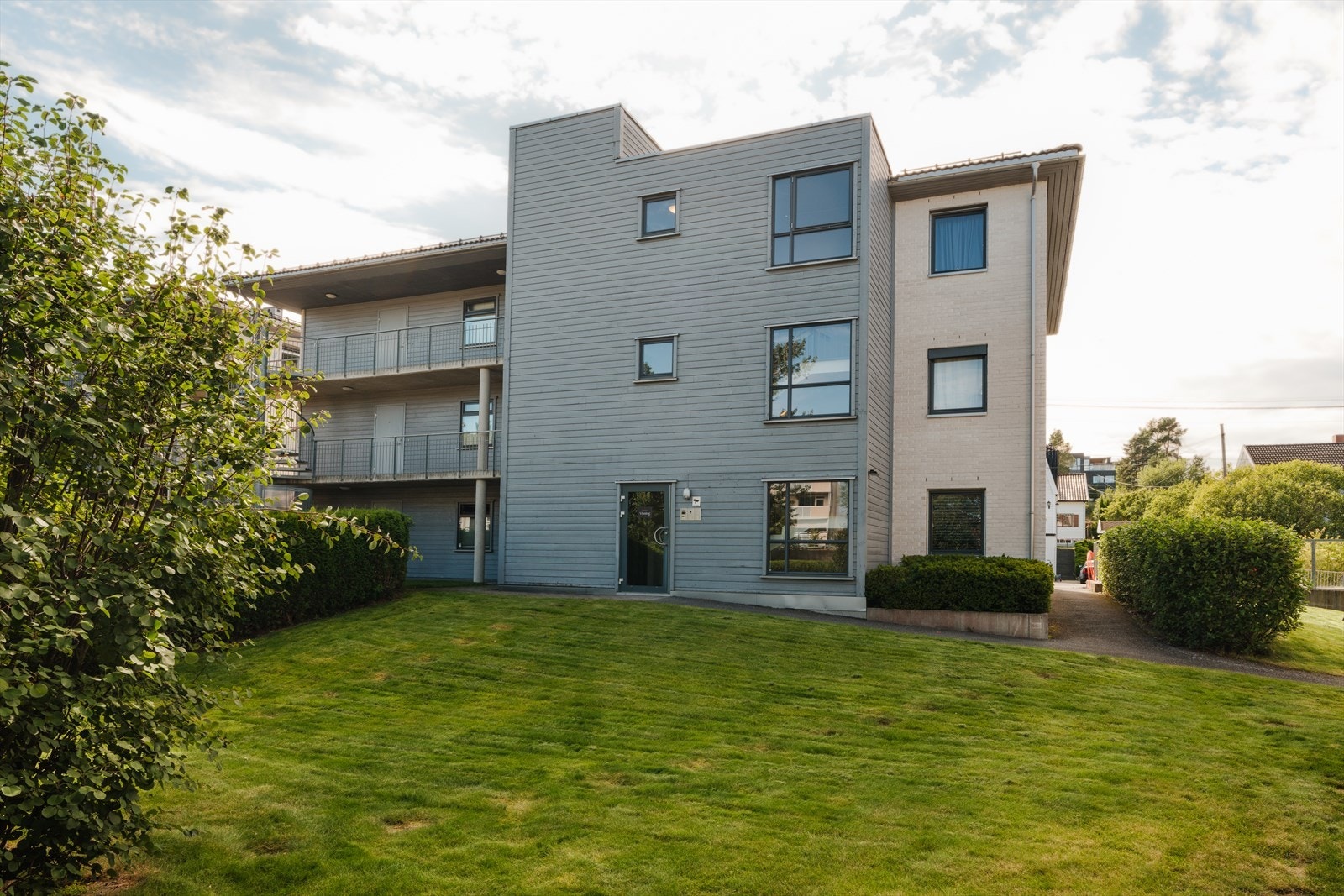 Det er også gangavstand Lambertseter senter med over 70 forretninger og servicetilbud, caféer, bibliotek og Symra kino. Galleribilde