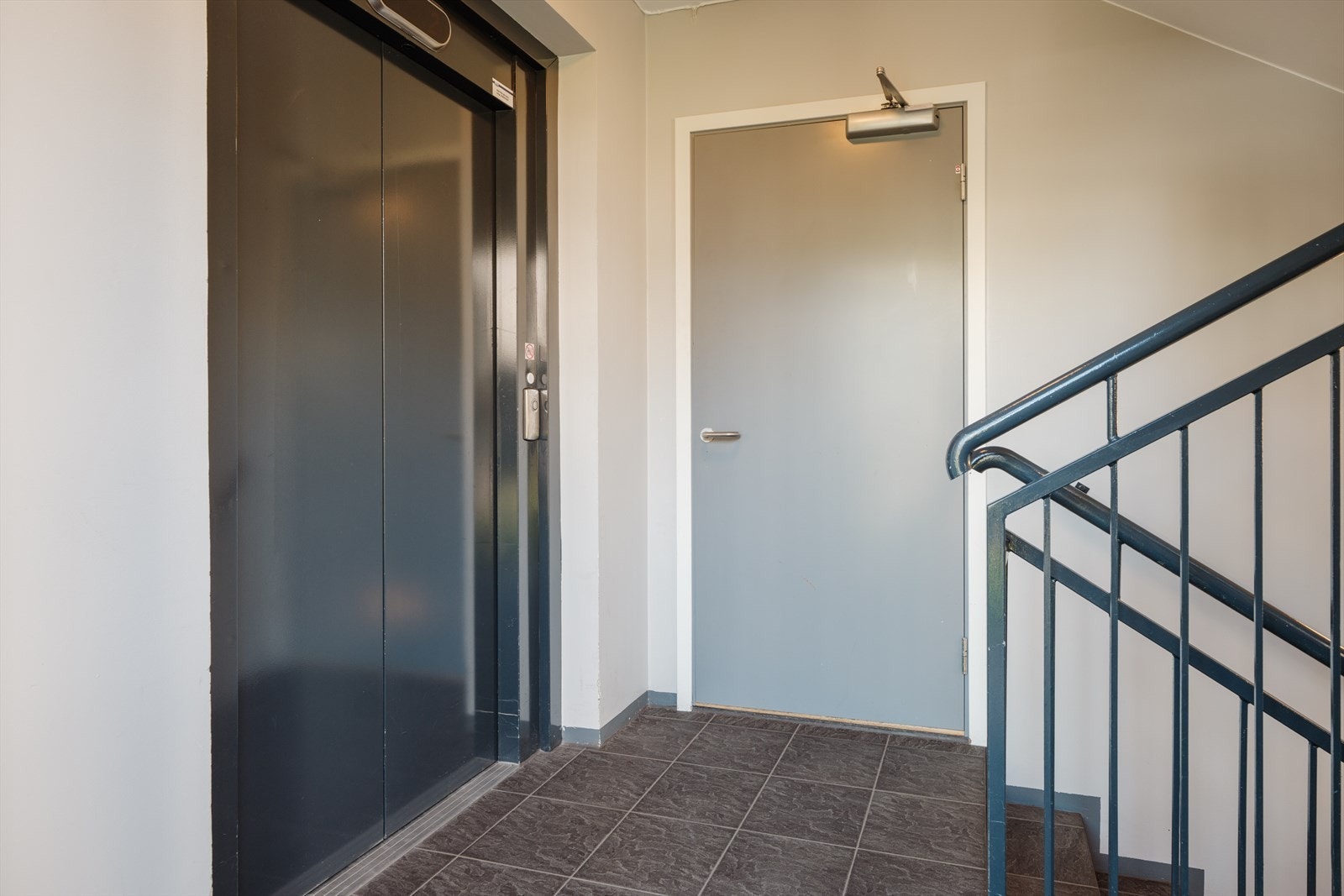 Oppgang. Galleribilde