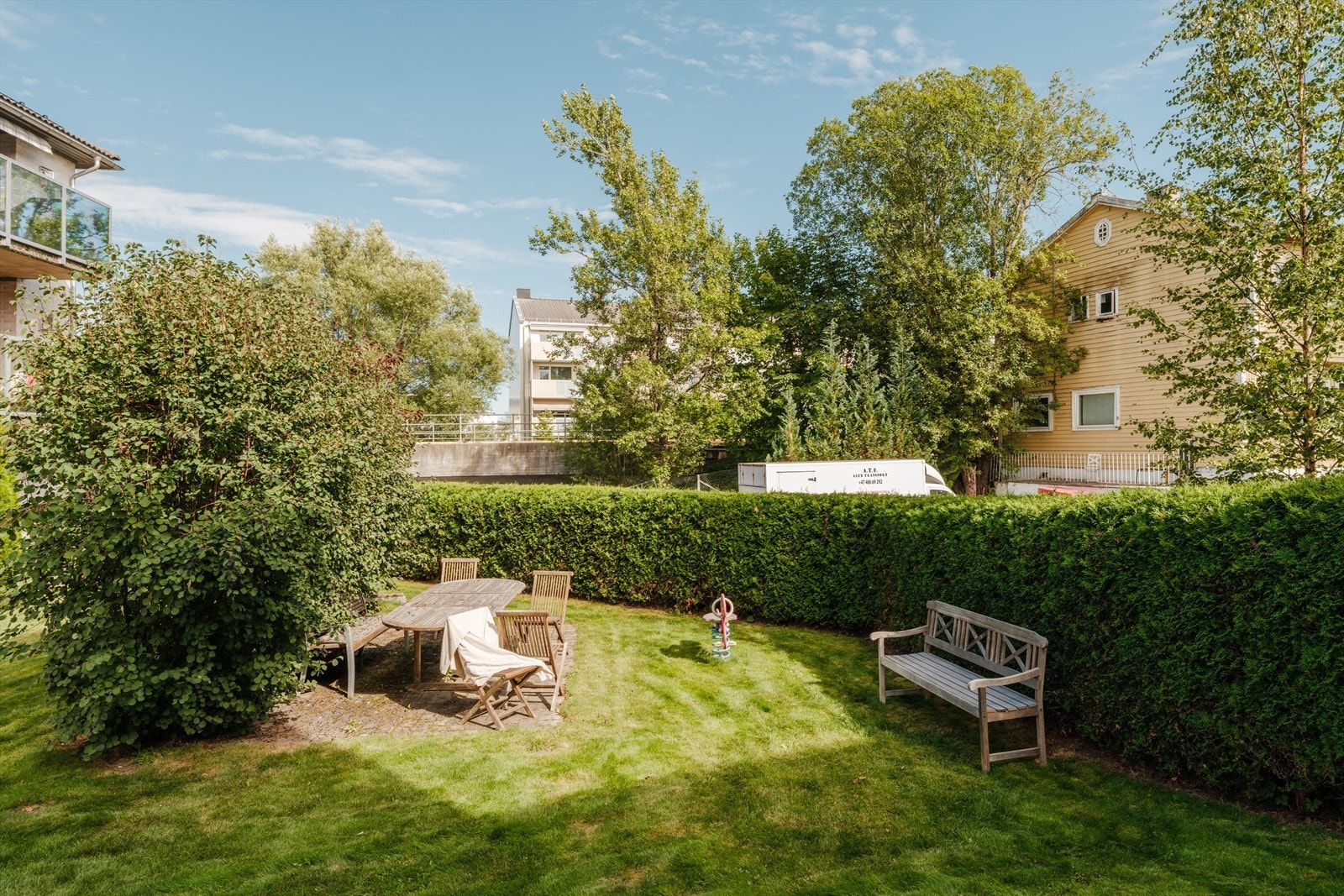 Grønn og frodig felles hage som kan benyttes av beboerne. Galleribilde