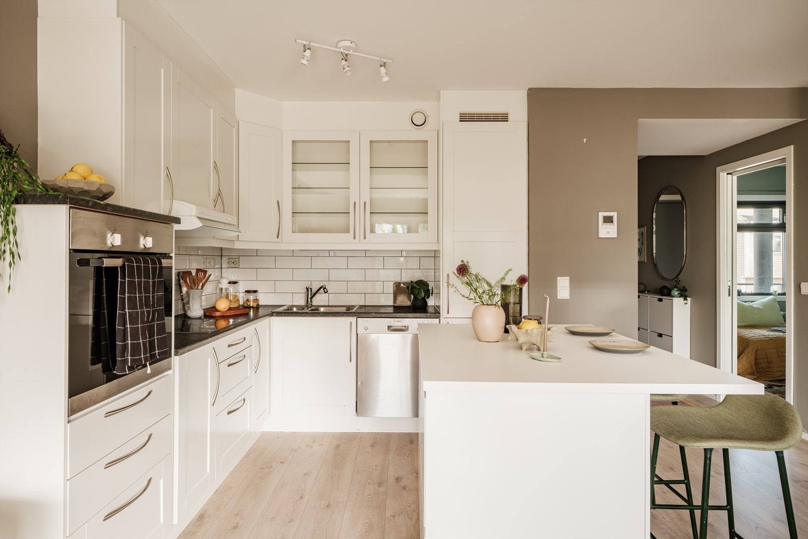 Mellom benk og overskap er det montert klassiske, lyse fliser som både beskytter og setter et dekorativt preg på rommet. Galleribilde