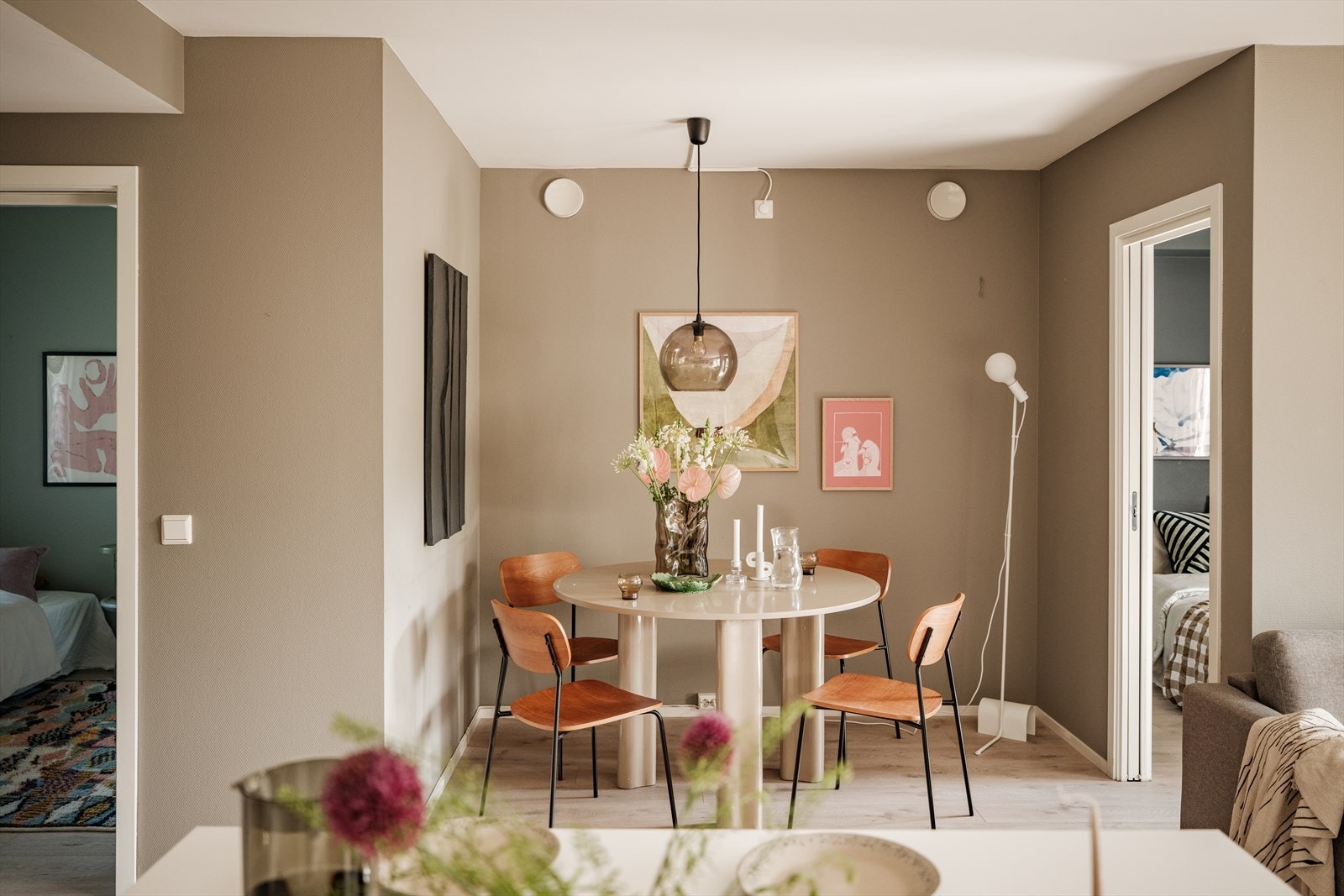 God plass til kjøkkenbord i stuen. Galleribilde