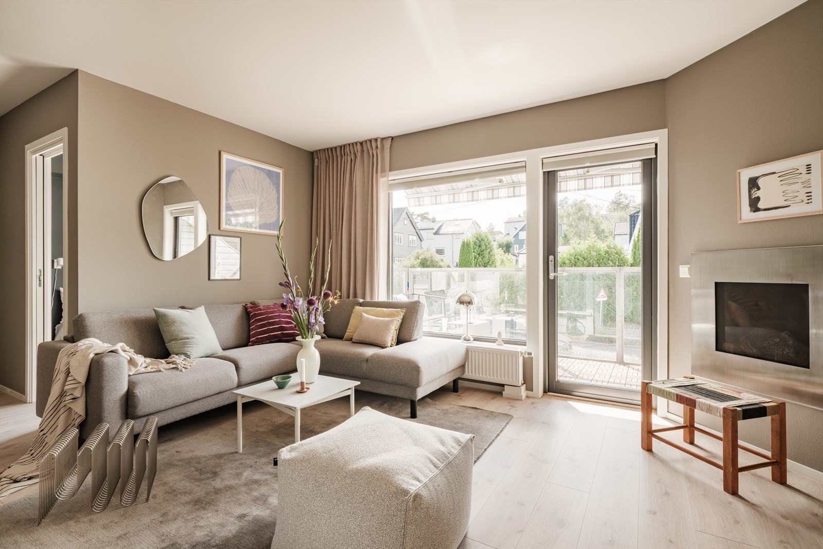 Fra stuen er det direkte utgang til en vestvendt, overbygget balkong på 8,4 m². Galleribilde