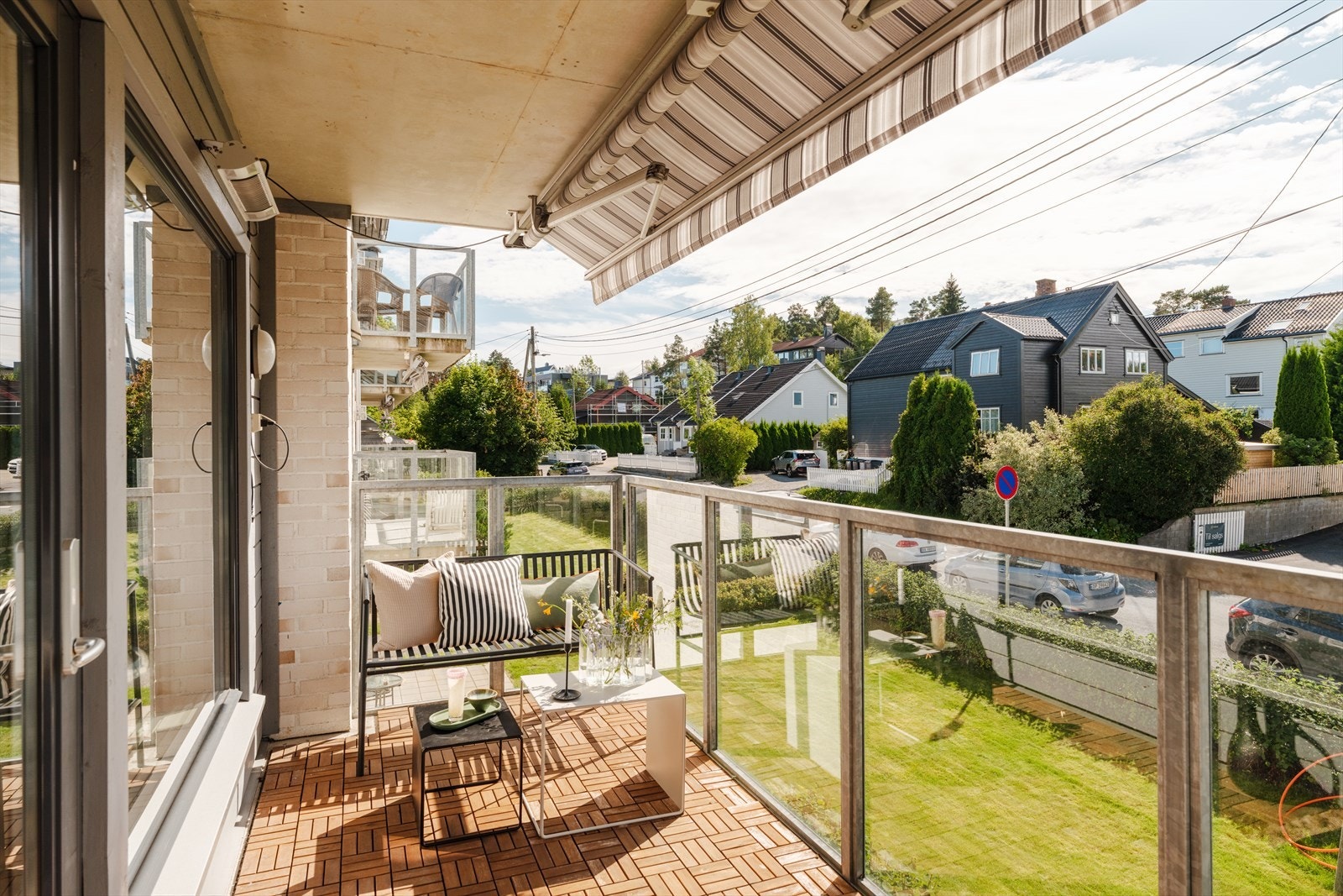 Sameiets tomt er pent opparbeidet med gressplen, beplantning, prydbusker og trær. Asfaltert adkomst og internvei. Galleribilde