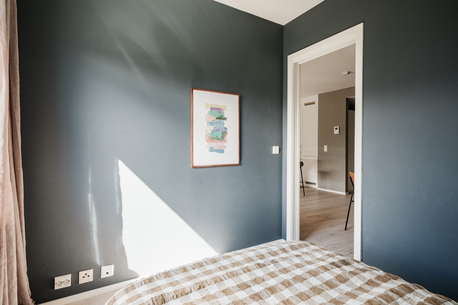 Fra stuen er det inngang til ett av leilighetens soverom. Galleribilde