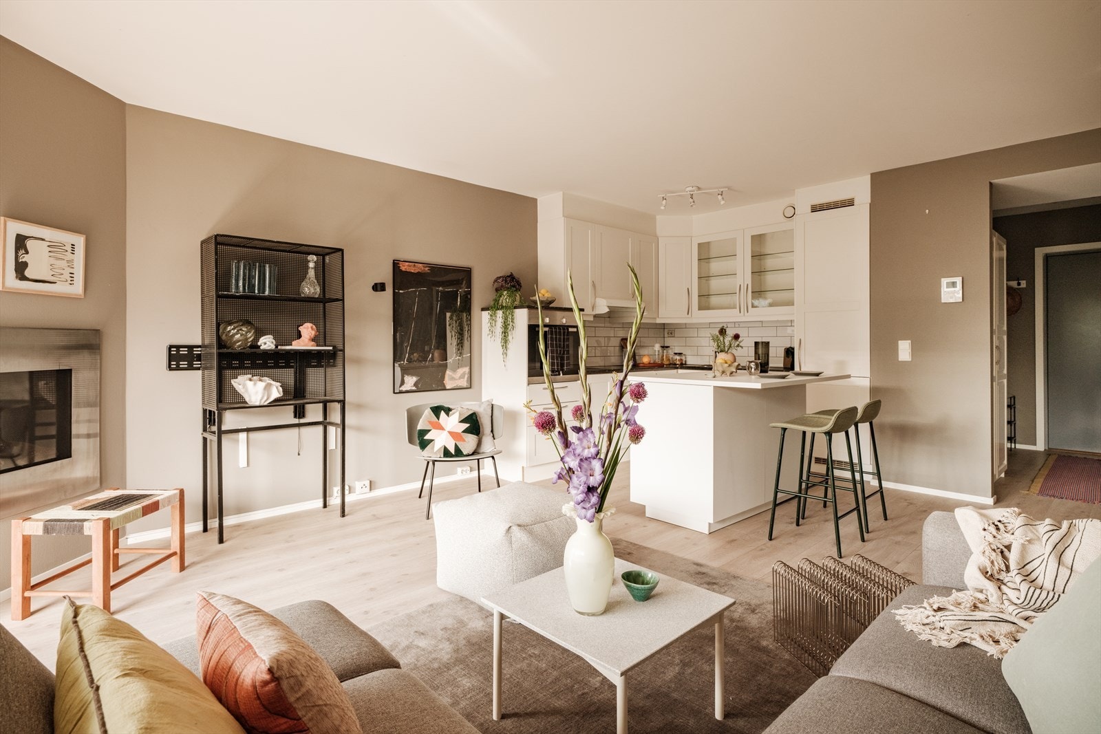 Stuen har et slitesterkt laminatgulv og har malte vegger i en behagelig, nøytral fargetone. Galleribilde