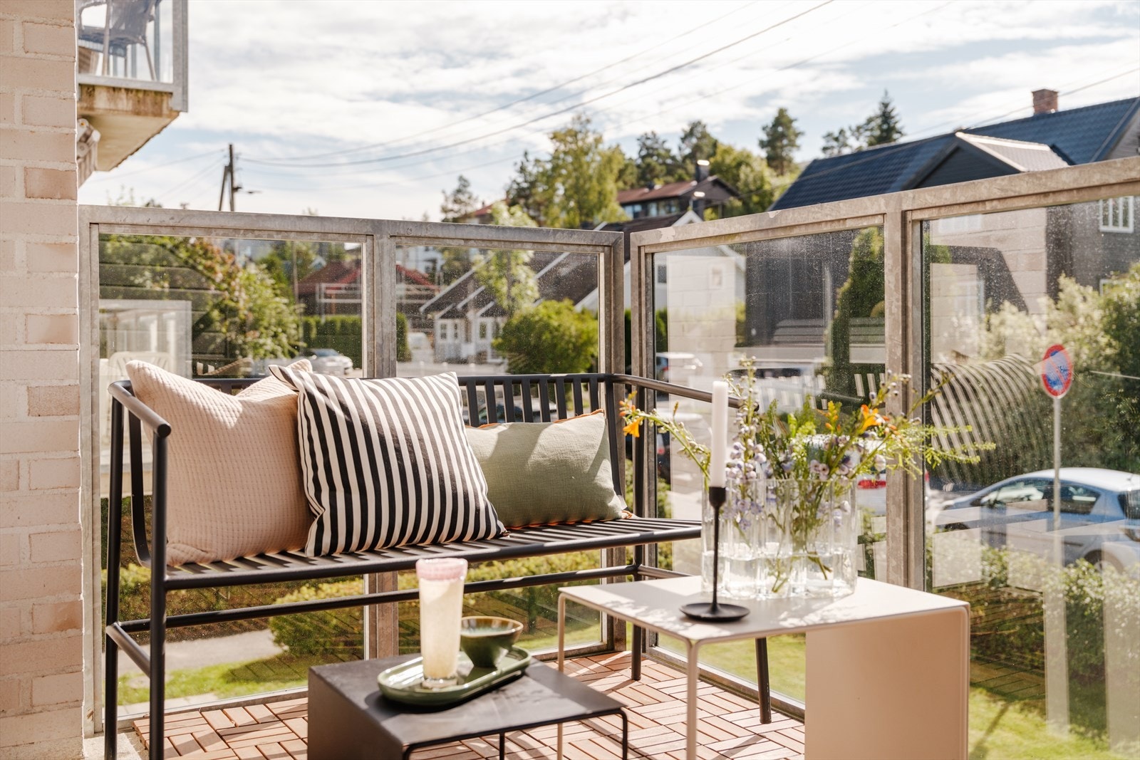 Balkongen har god plass til både sittegruppe og frodige blomsterkasser. Galleribilde