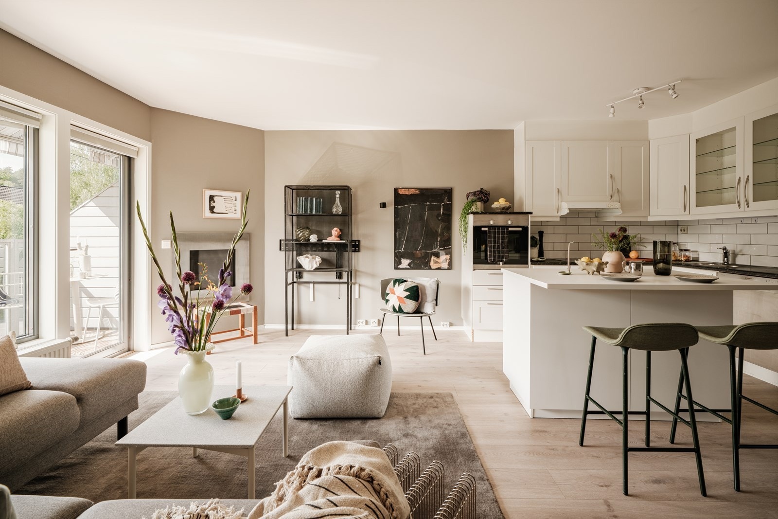 Leiligheten har en lys og åpen stue-/kjøkkenløsning med god plass til både spisegruppe og sofakrok, samt utgang til en vestvendt og overbygget balkong Galleribilde