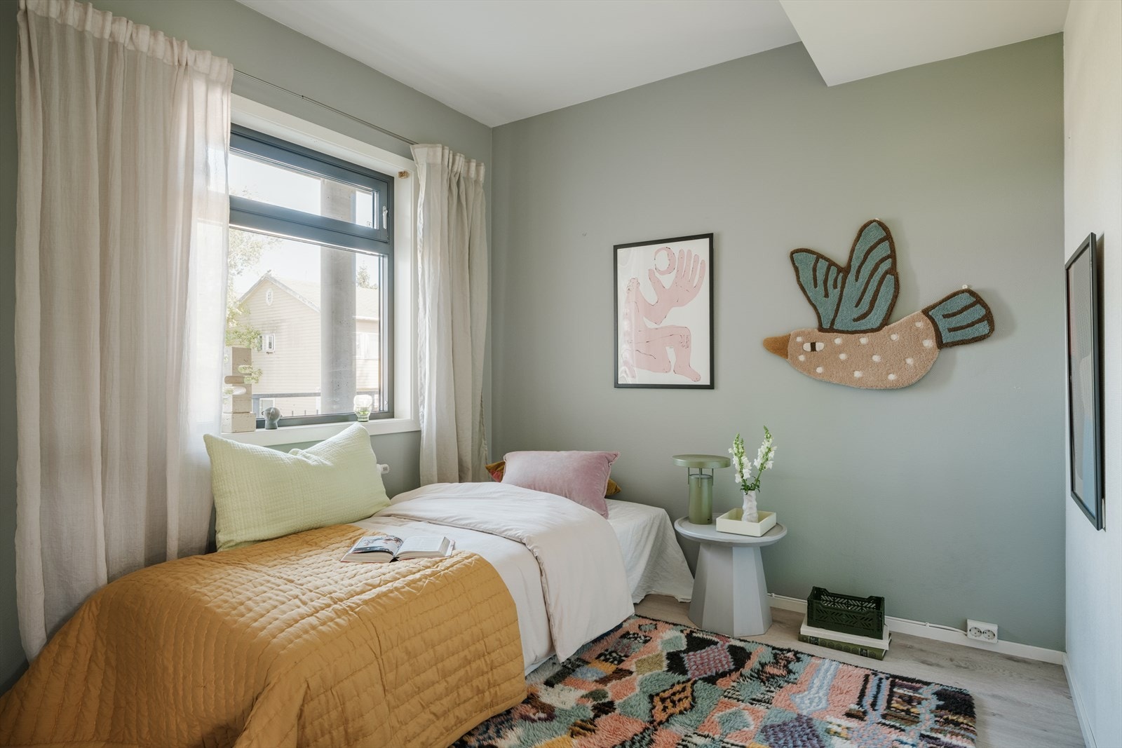 Det andre soverommet har god plass til dobbeltseng, nattbord og garderobe. Galleribilde