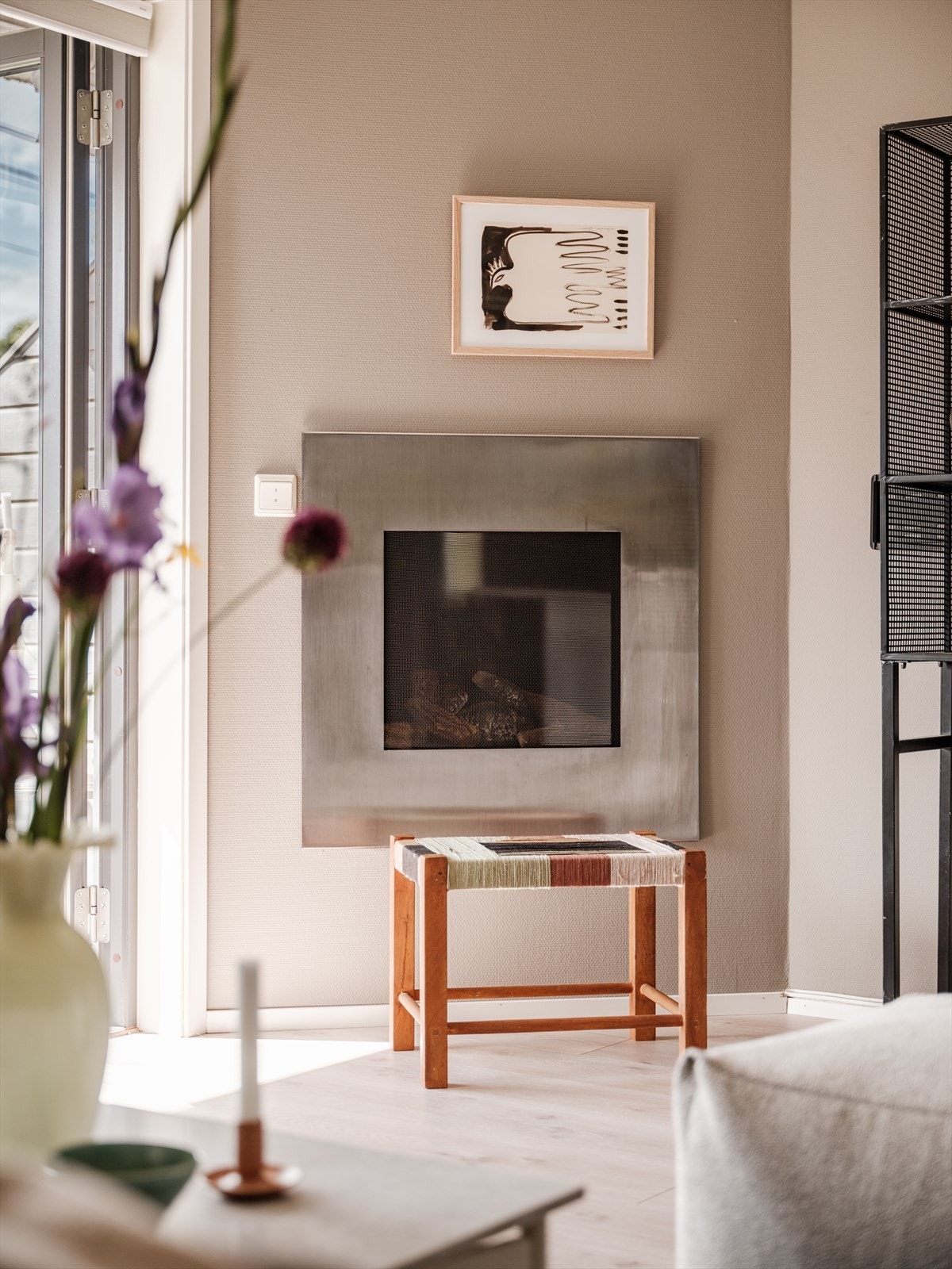 En stilren gasspeis er montert på veggen og bidrar med både varme og hygge, spesielt i vinterhalvåret. Galleribilde