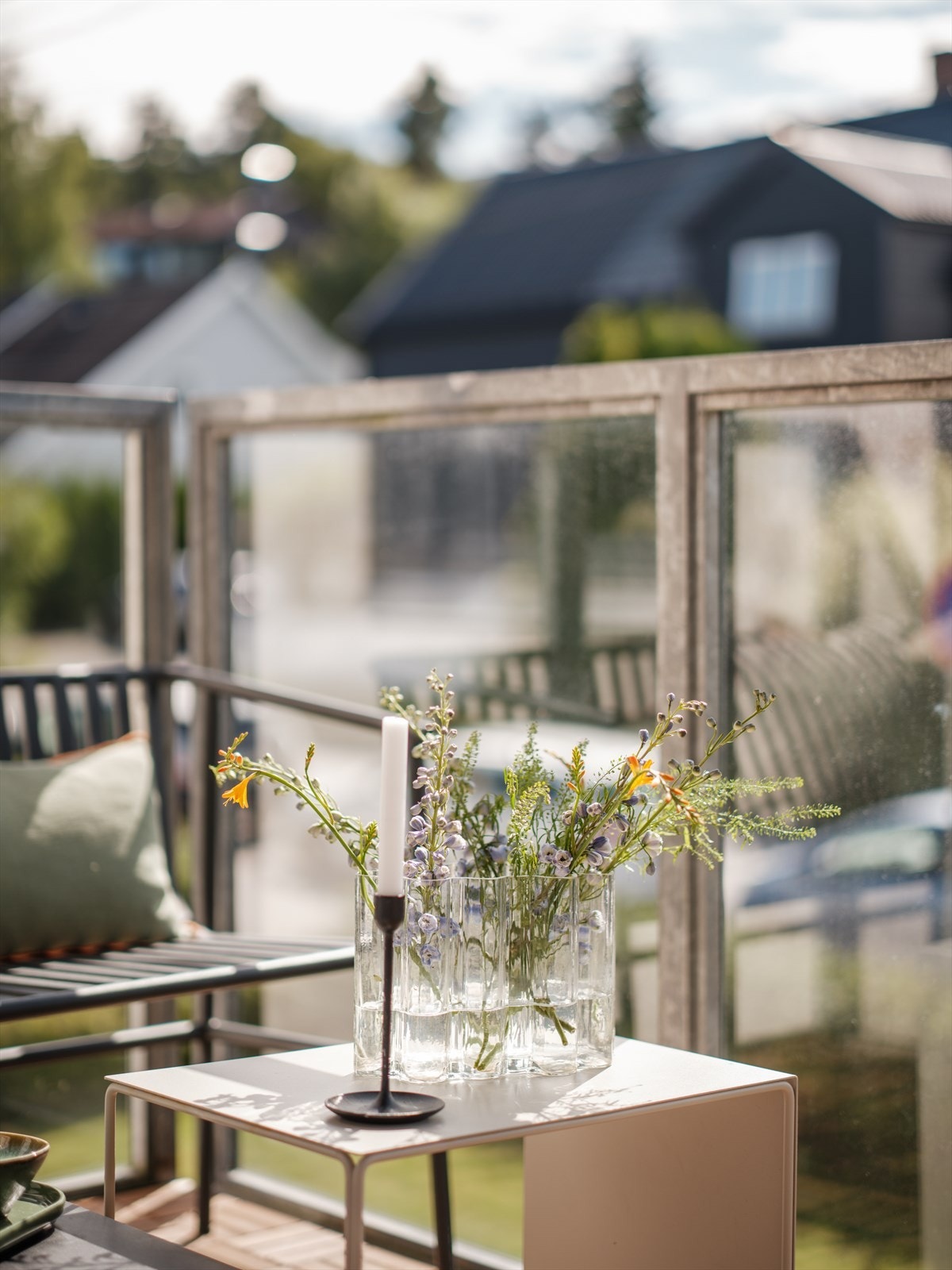 Leiligheten ligger i et rolig og etablert boområde med kort vei til kollektivtransport, butikker, turmuligheter og servicetilbud. Galleribilde