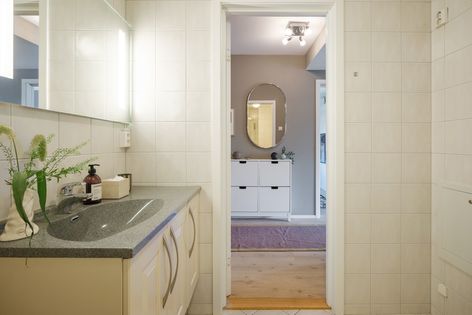 Flislagt bad med opplegg for vaskemaskin. Galleribilde