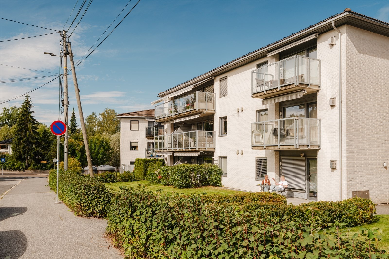 Boligen ligger kun få minutters gange til Brattlikollen T-banestasjon og dagligvareforretning. Galleribilde