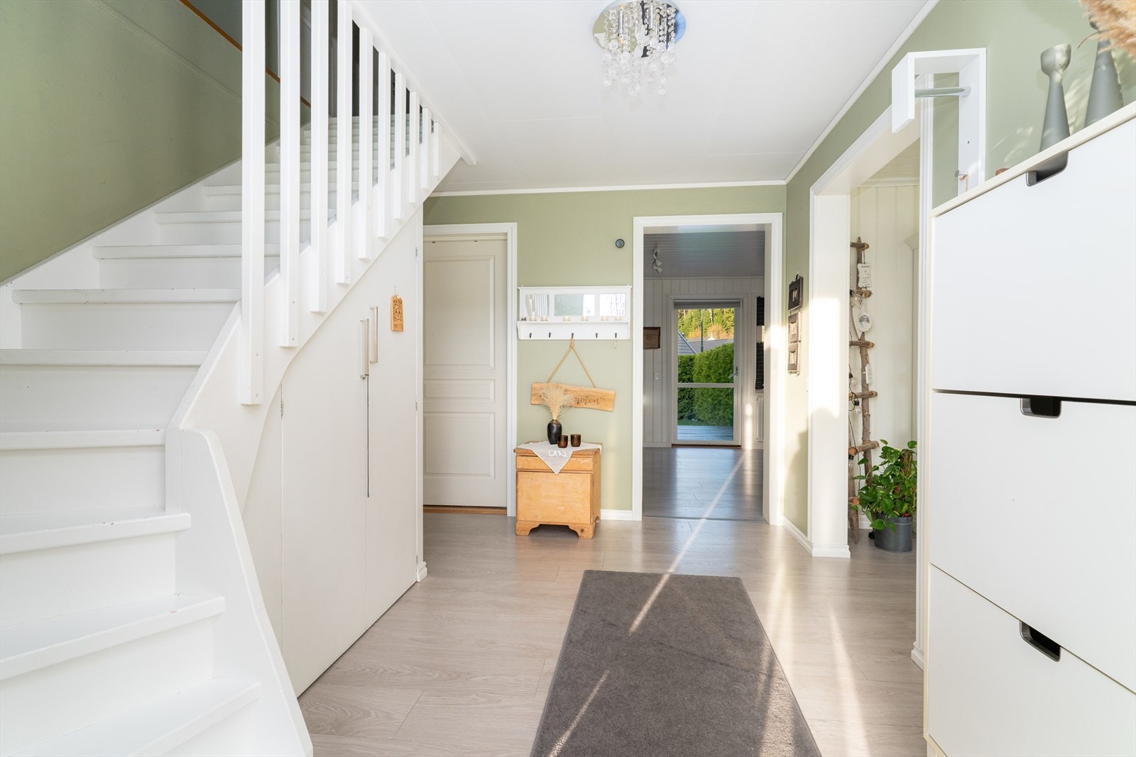 Gangen har nyere laminat på gulvet som går videre inn i kjøkken og stue og gir en fin helhet i etasjen. Galleribilde