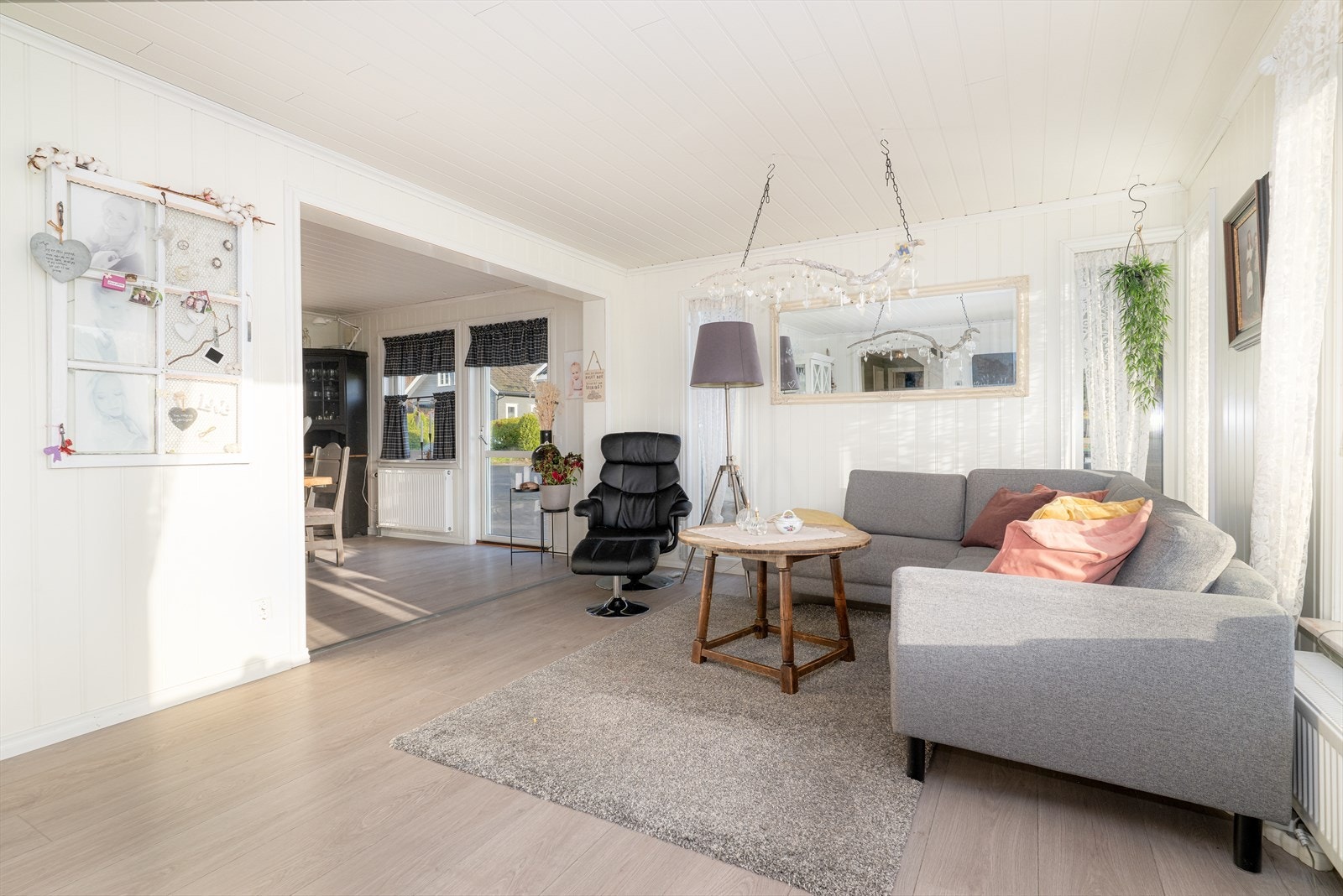 Den koselige stua har god kontakt inn mot kjøkkenet og spisestua. Galleribilde