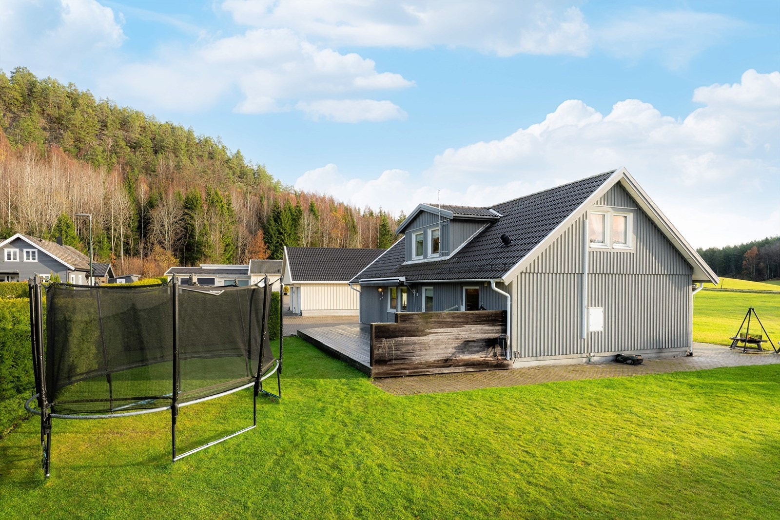 I tillegg til en usjenert og barnevennlig hagedel med plenarealer er det solrike uteplasser flere steder rundt boligen. Galleribilde