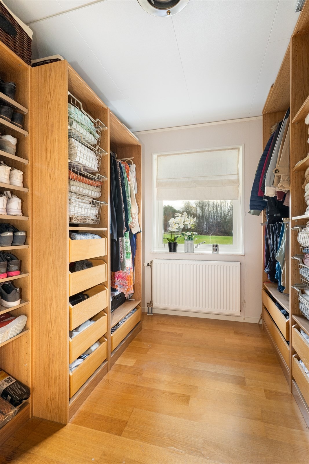 Her er det skuffer, hyller og garderobestenger i flere høyder som gir god oversikt og system. Galleribilde